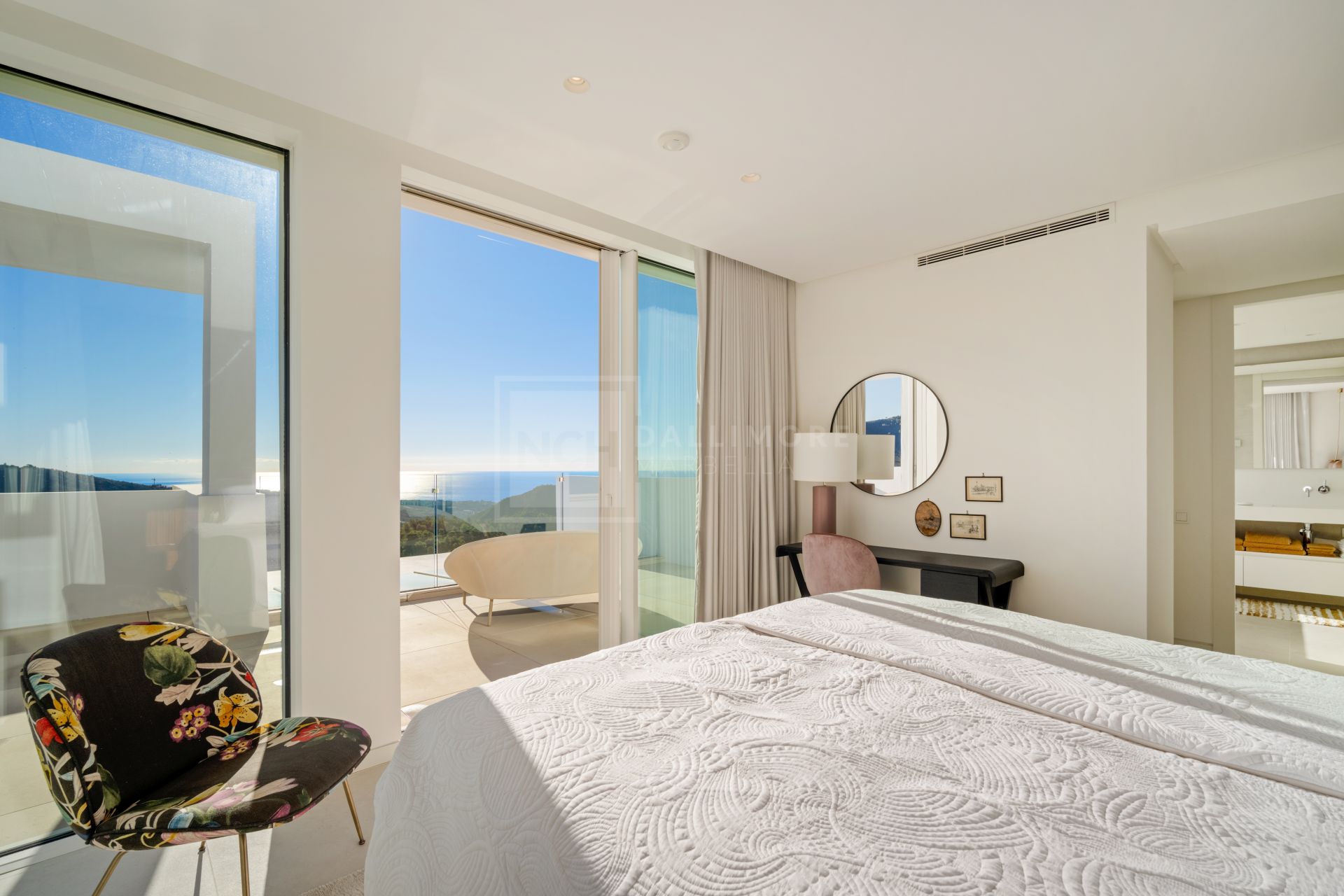 Ático Dúplex Contemporáneo con Vistas Panorámicas al Mar y Excepcionales Espacios Exteriores