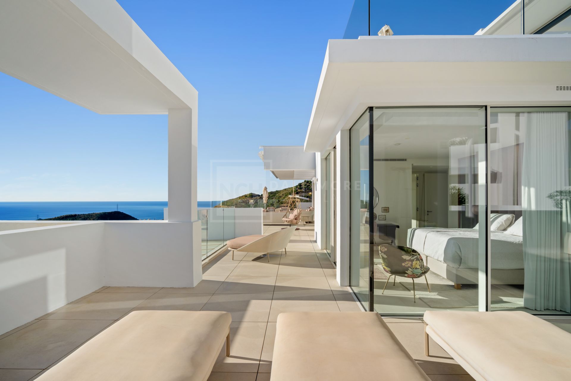Ático Dúplex Contemporáneo con Vistas Panorámicas al Mar y Excepcionales Espacios Exteriores