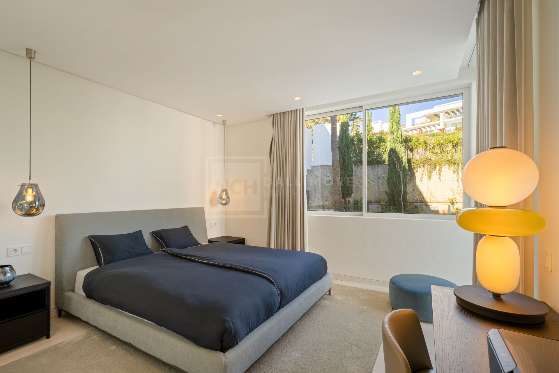 Ático Dúplex Contemporáneo con Vistas Panorámicas al Mar y Excepcionales Espacios Exteriores
