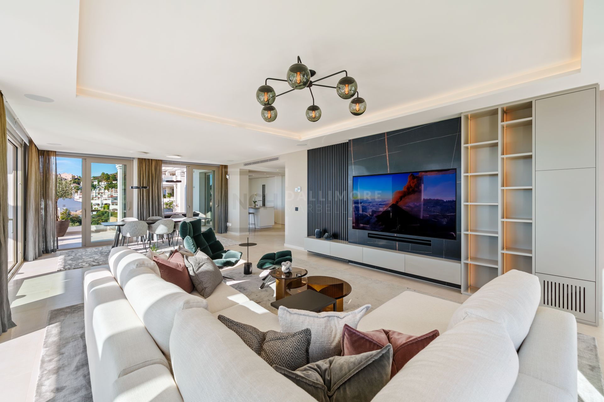 Sofisticado ático dúplex contemporáneo con espectaculares vistas al Mediterráneo