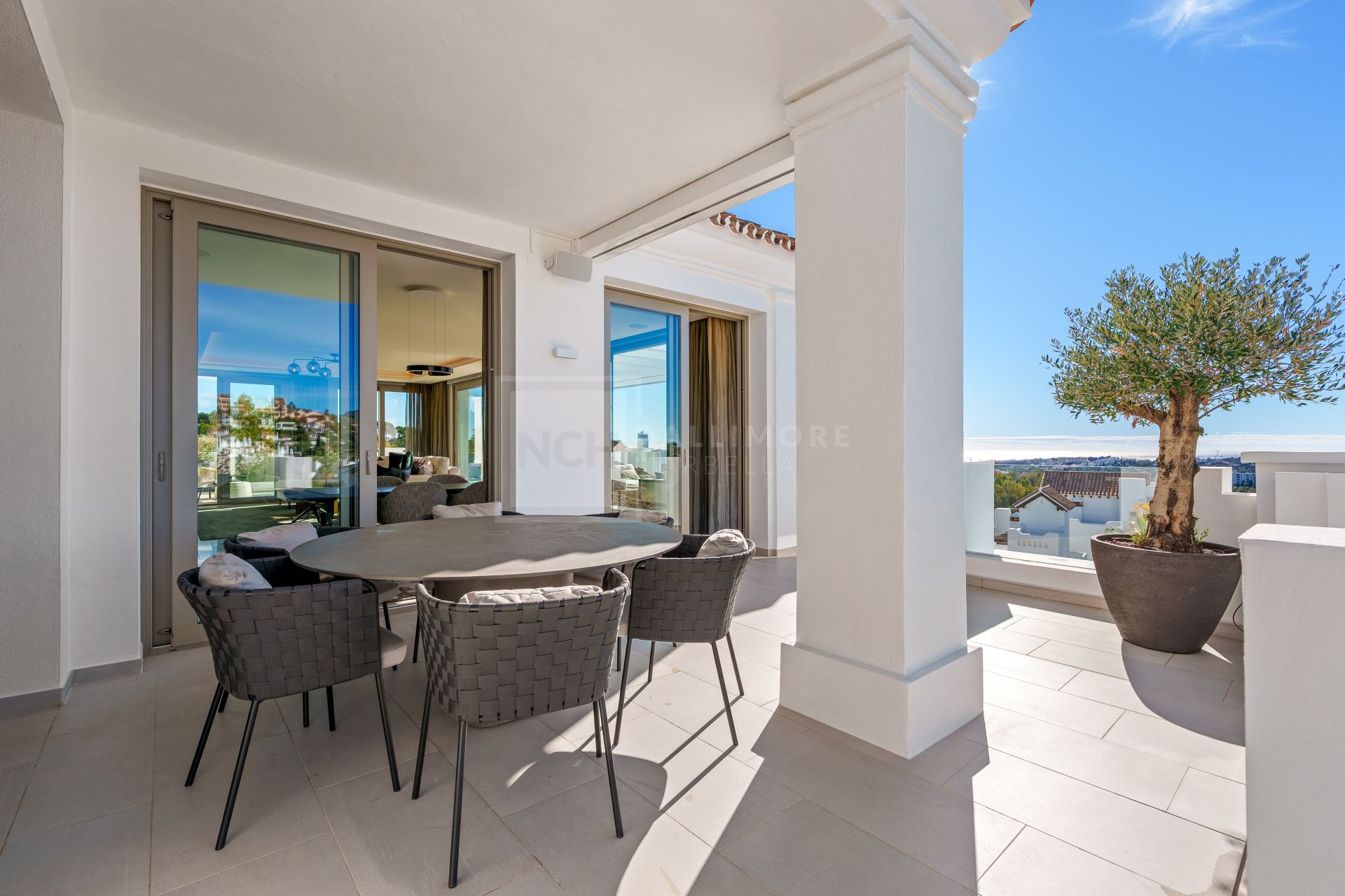 Sofisticado ático dúplex contemporáneo con espectaculares vistas al Mediterráneo