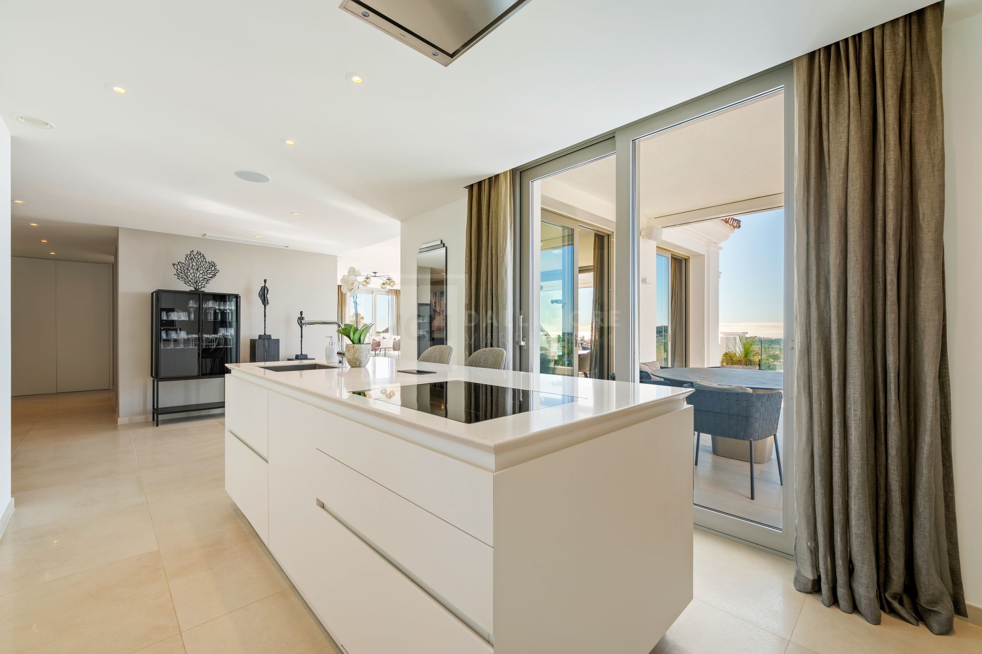 Sofisticado ático dúplex contemporáneo con espectaculares vistas al Mediterráneo