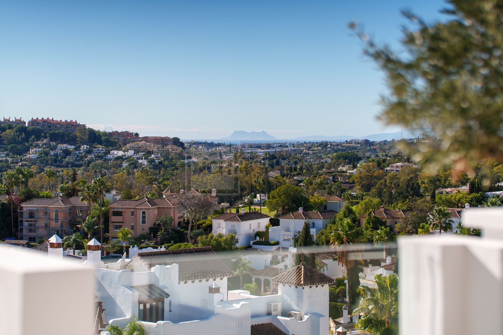 Sofisticado ático dúplex contemporáneo con espectaculares vistas al Mediterráneo