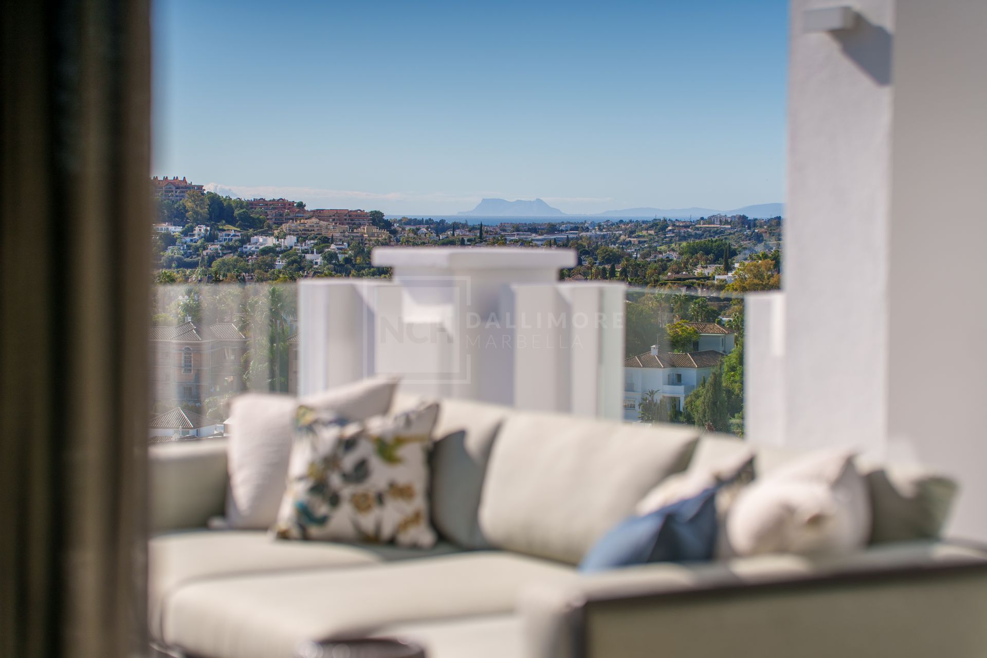 Sofisticado ático dúplex contemporáneo con espectaculares vistas al Mediterráneo