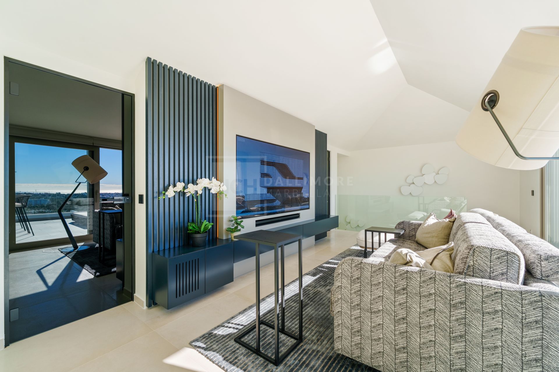 Sofisticado ático dúplex contemporáneo con espectaculares vistas al Mediterráneo