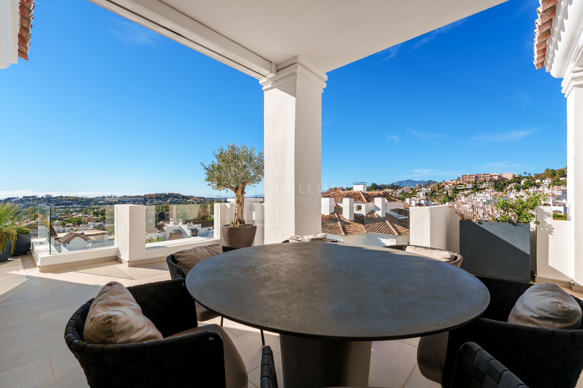 Sofisticado ático dúplex contemporáneo con espectaculares vistas al Mediterráneo
