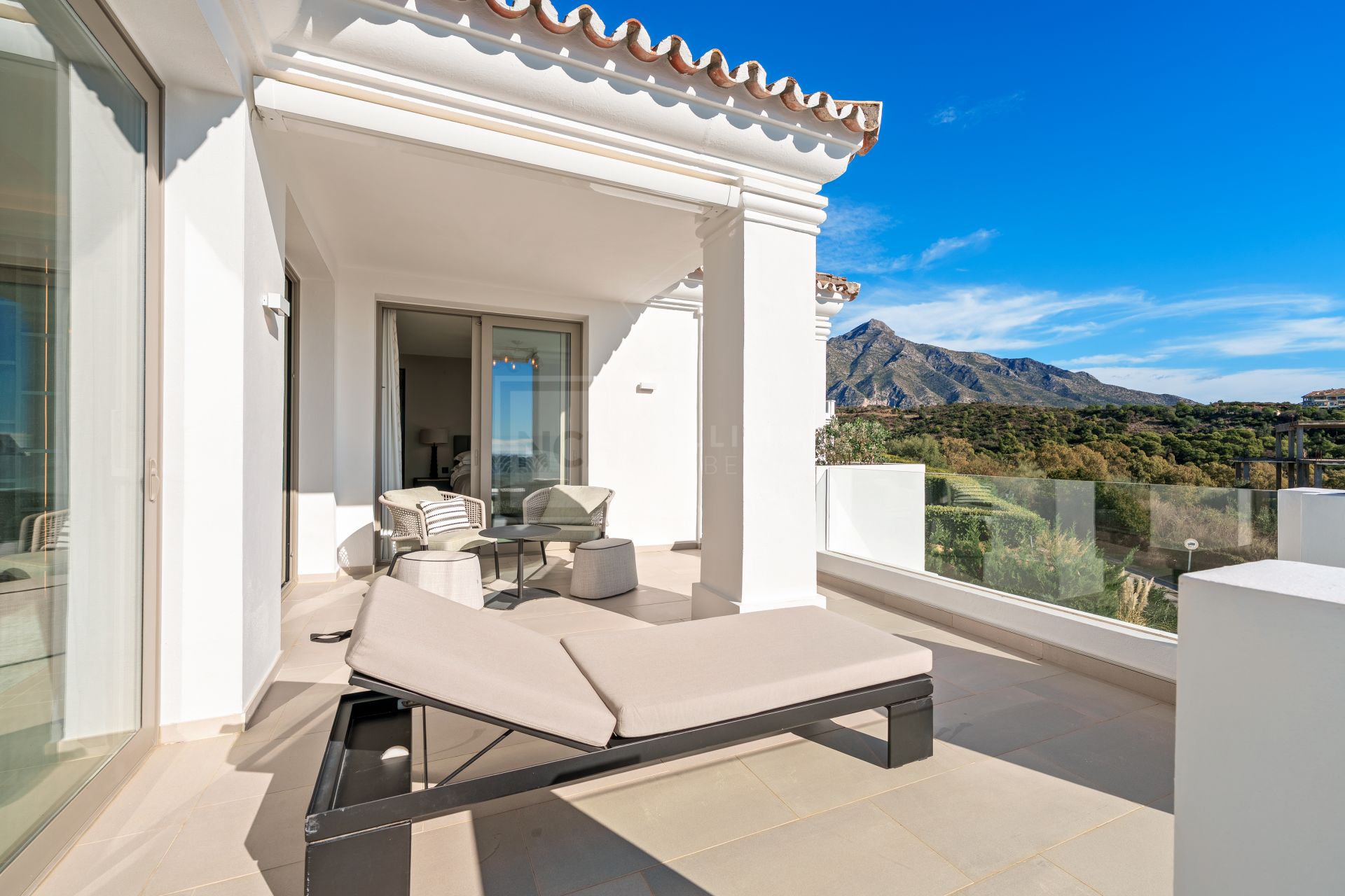 Sofisticado ático dúplex contemporáneo con espectaculares vistas al Mediterráneo