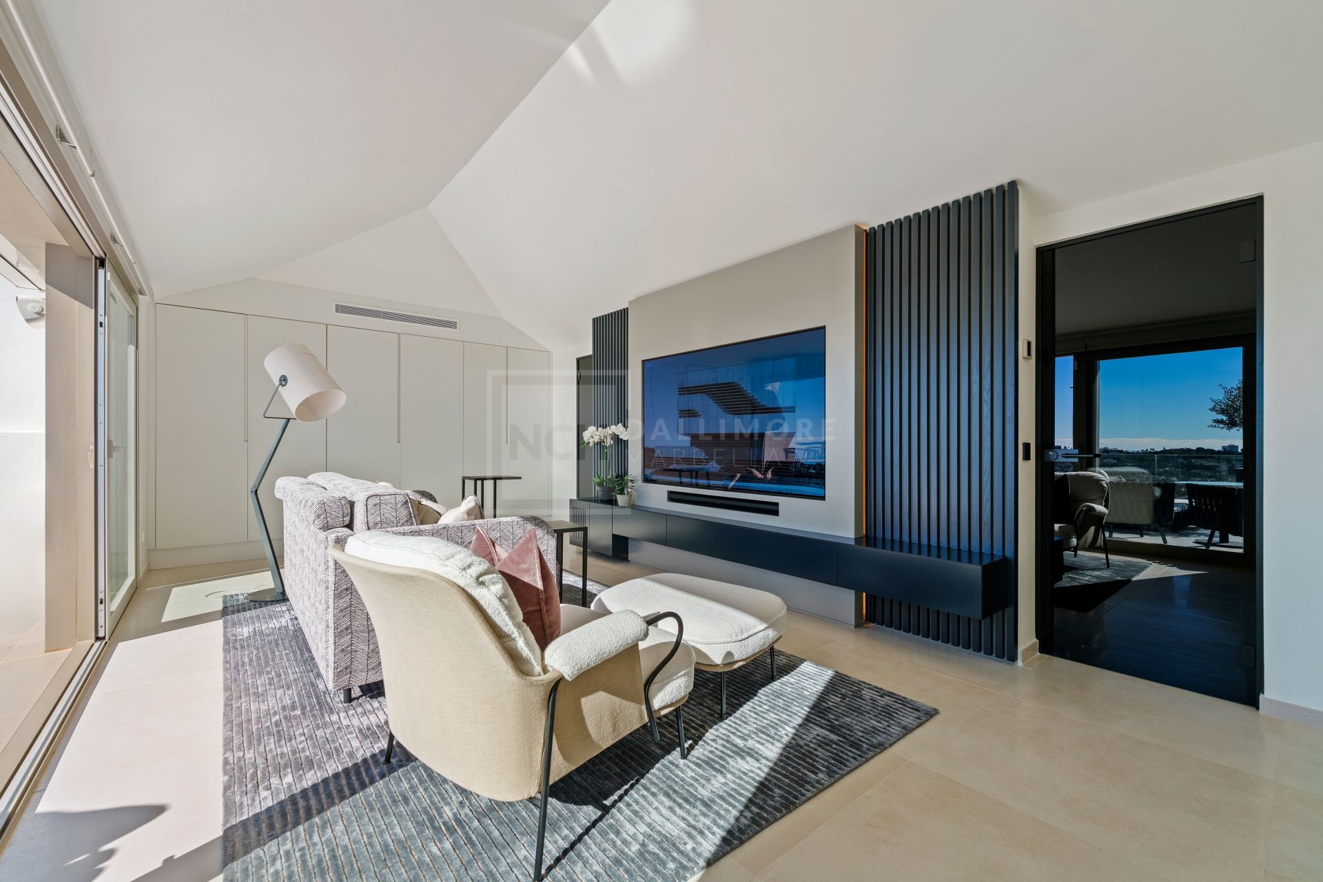 Sofisticado ático dúplex contemporáneo con espectaculares vistas al Mediterráneo