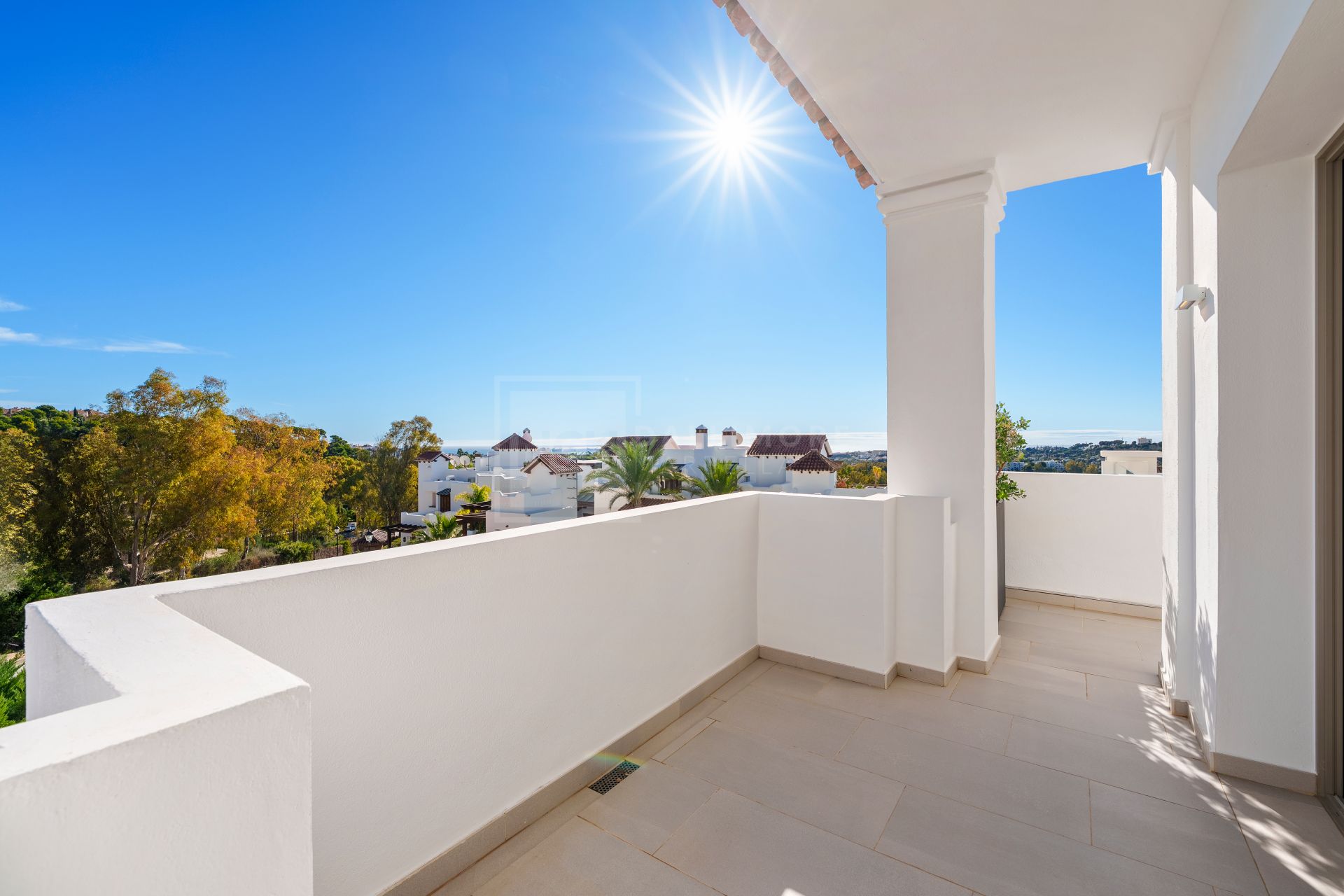 Sofisticado ático dúplex contemporáneo con espectaculares vistas al Mediterráneo