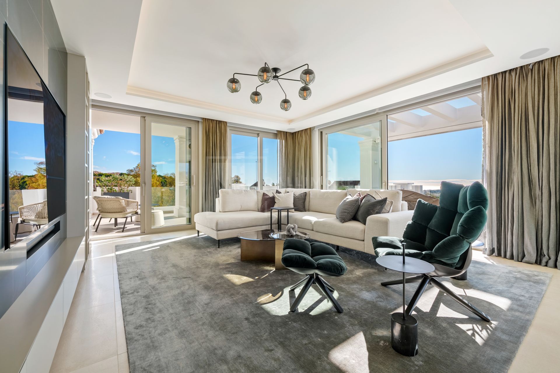 Sofisticado ático dúplex contemporáneo con espectaculares vistas al Mediterráneo