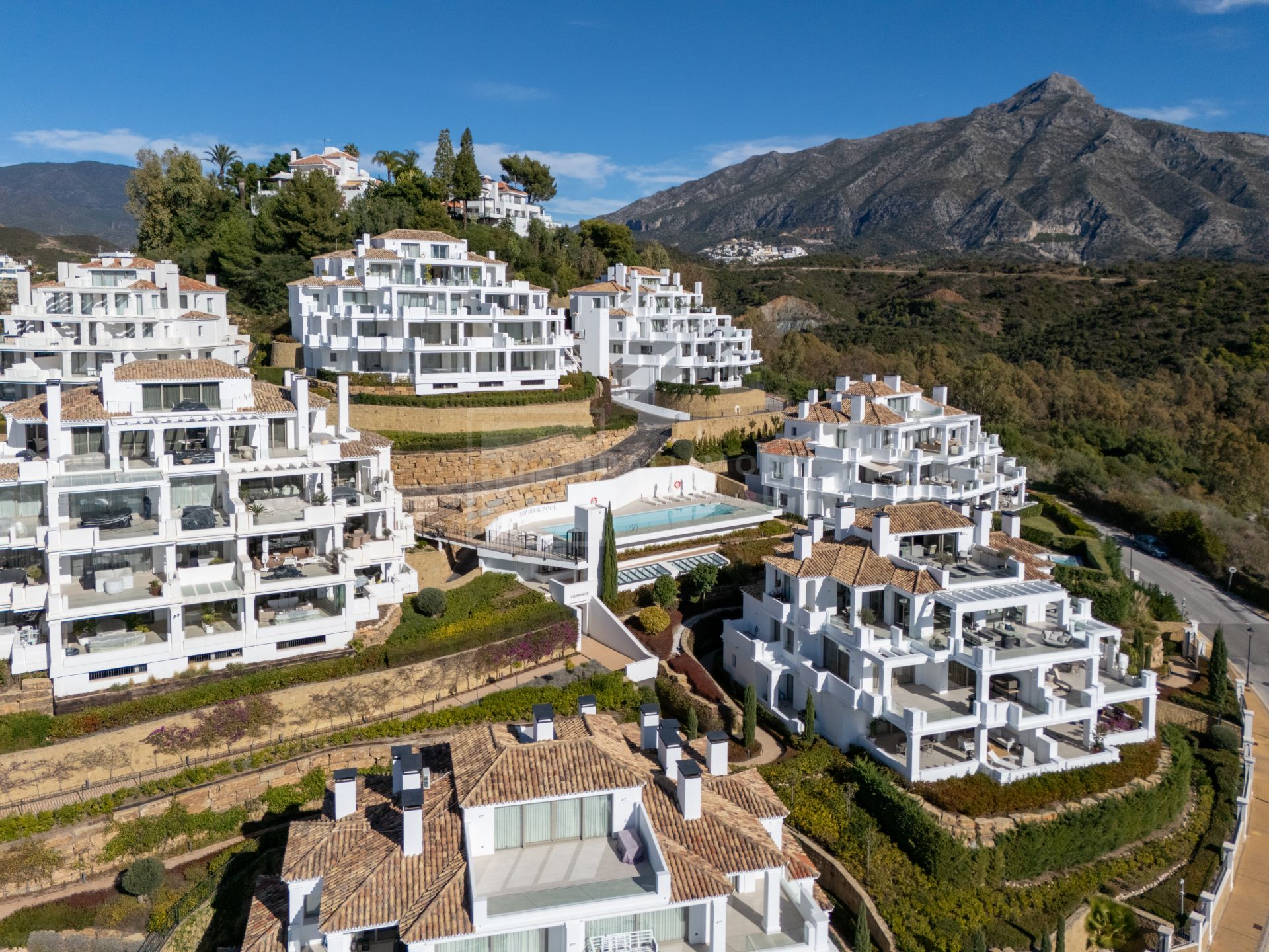 Sofisticado ático dúplex contemporáneo con espectaculares vistas al Mediterráneo