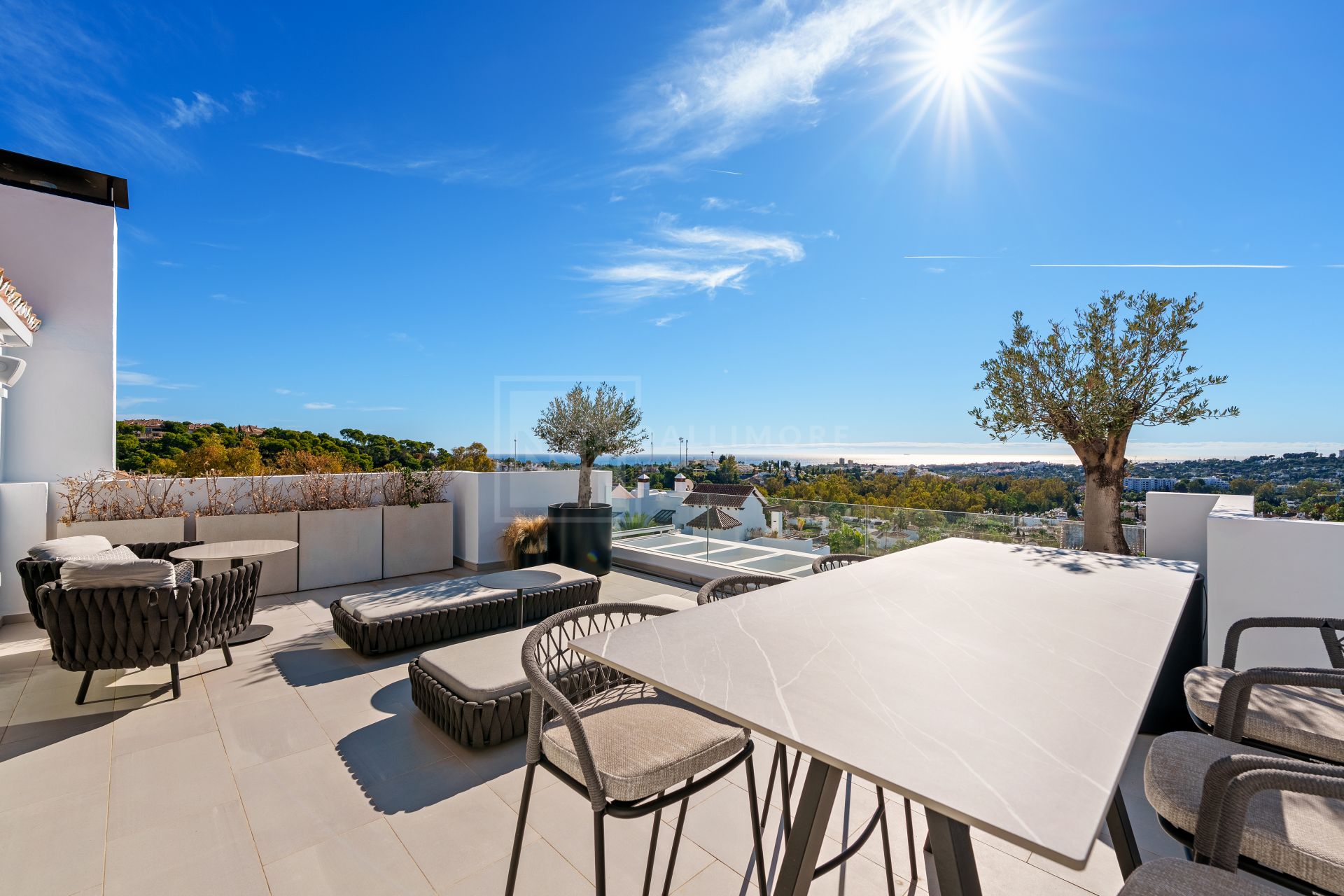 Sofisticado ático dúplex contemporáneo con espectaculares vistas al Mediterráneo