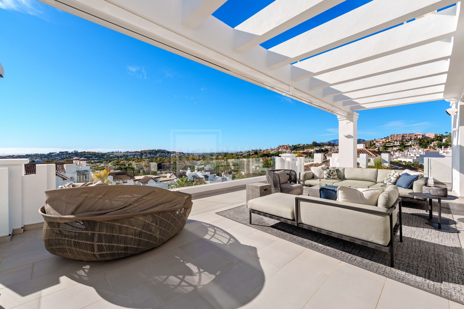 Sofisticado ático dúplex contemporáneo con espectaculares vistas al Mediterráneo