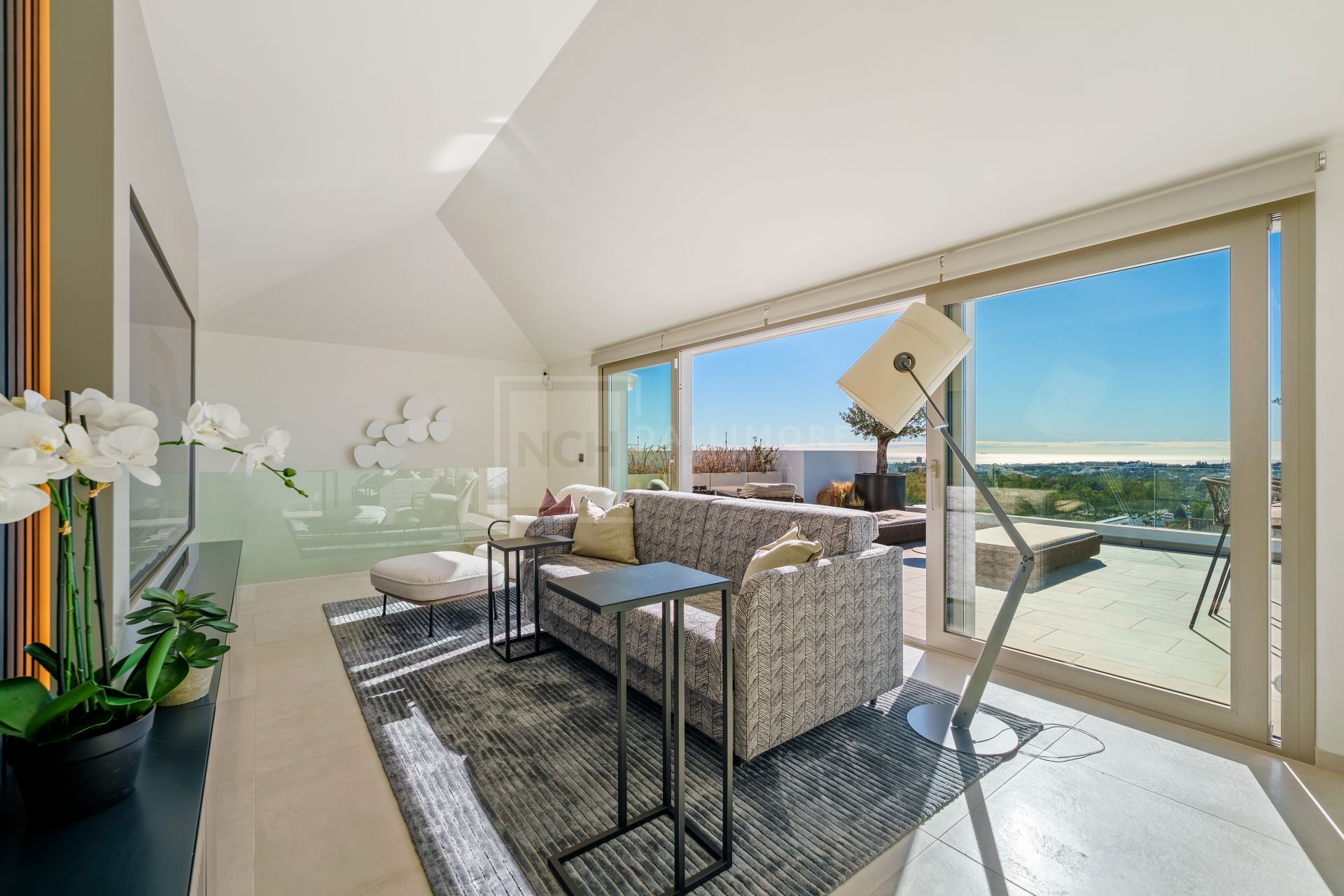 Sofisticado ático dúplex contemporáneo con espectaculares vistas al Mediterráneo