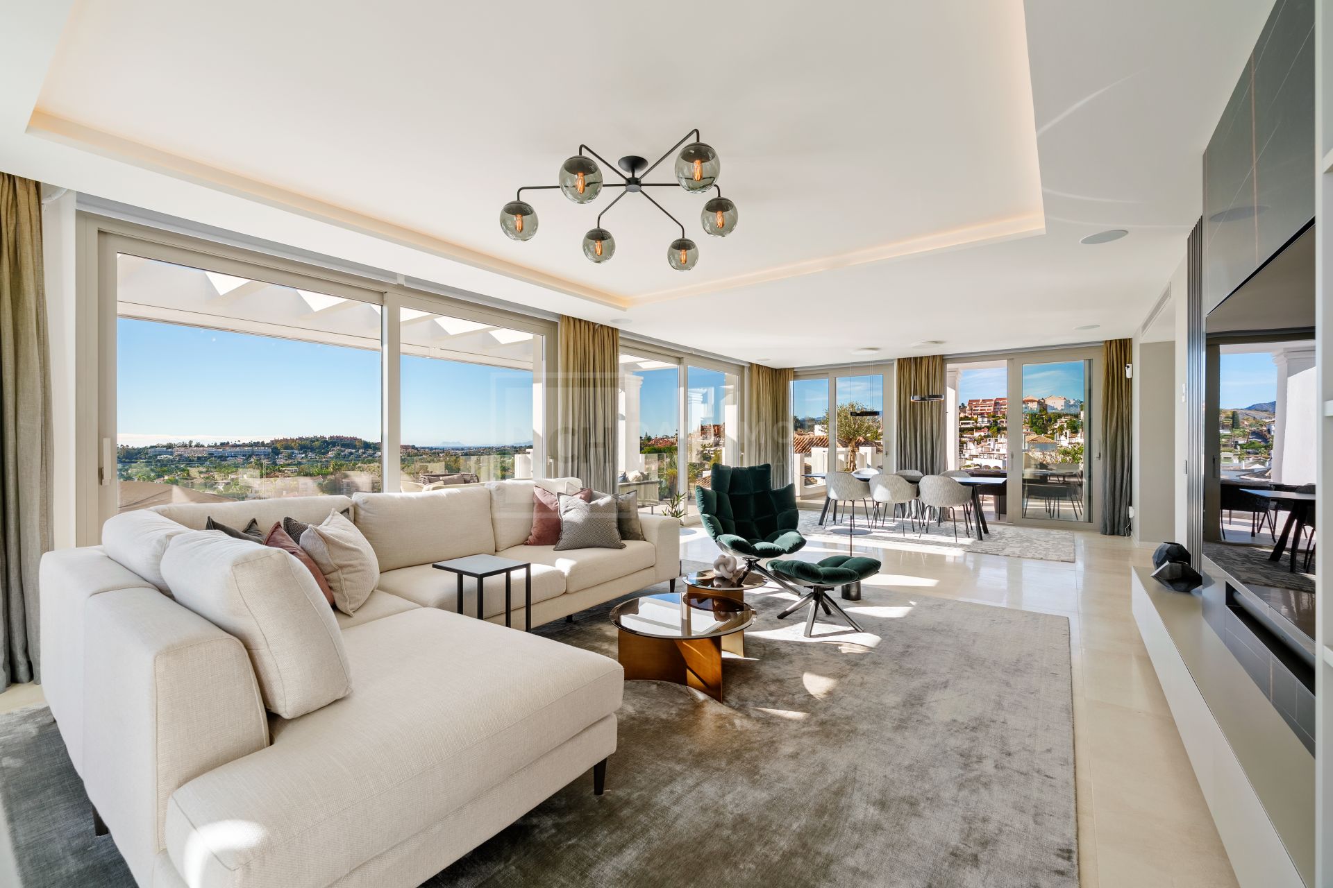 Sofisticado ático dúplex contemporáneo con espectaculares vistas al Mediterráneo