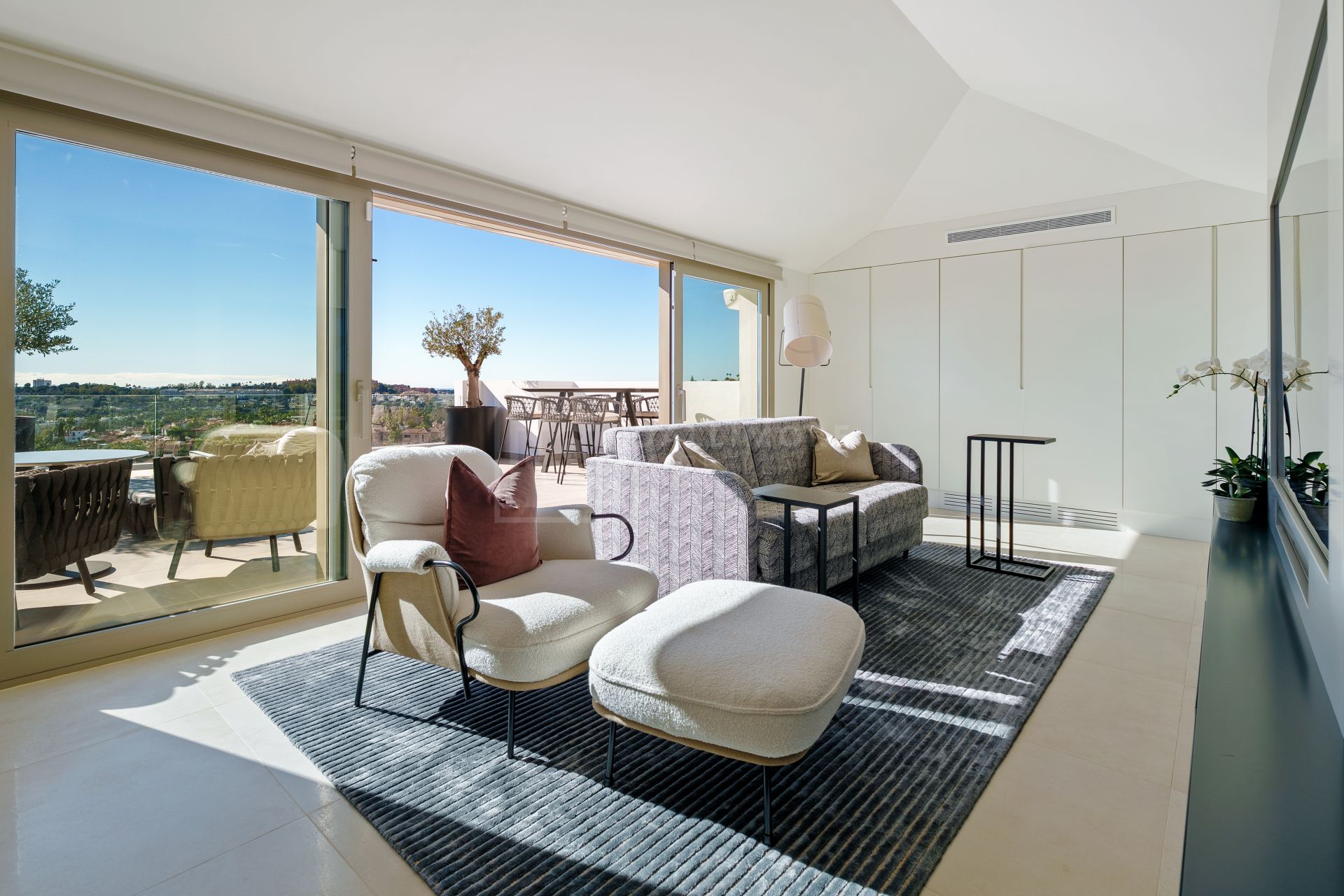 Sofisticado ático dúplex contemporáneo con espectaculares vistas al Mediterráneo