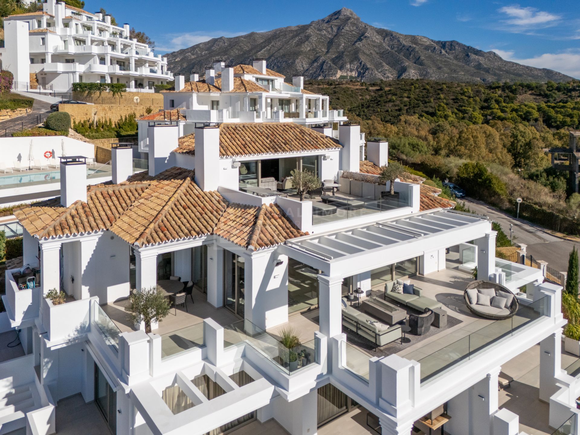 Sofisticado ático dúplex contemporáneo con espectaculares vistas al Mediterráneo