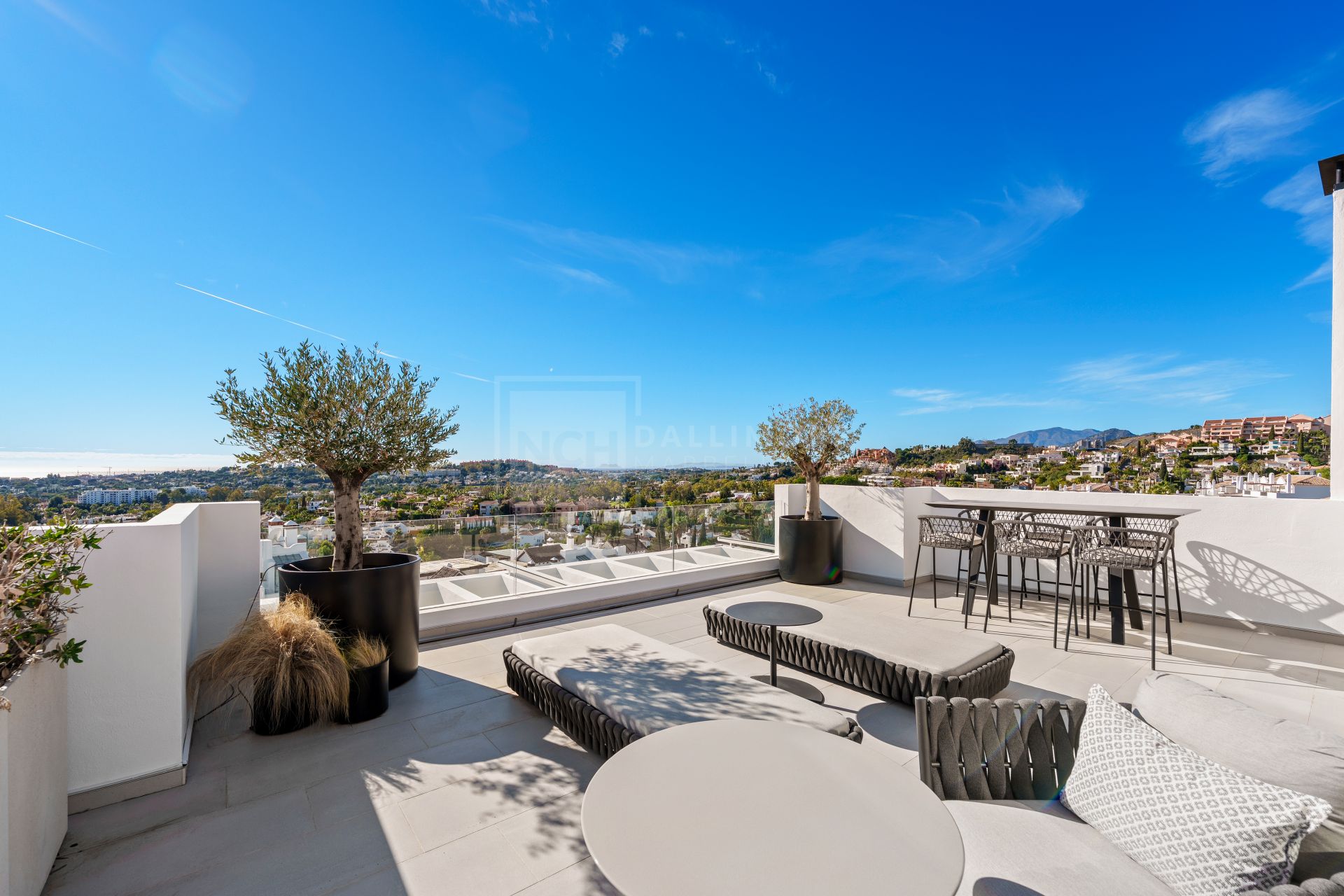 Sofisticado ático dúplex contemporáneo con espectaculares vistas al Mediterráneo