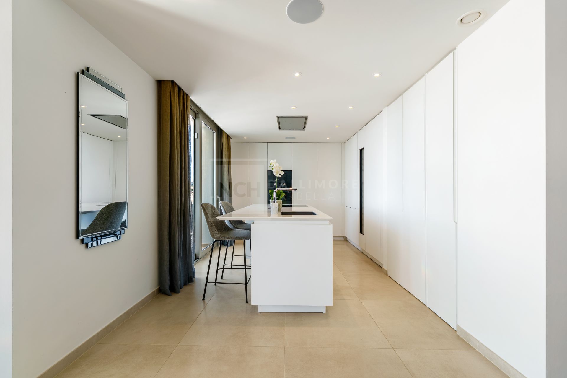 Sofisticado ático dúplex contemporáneo con espectaculares vistas al Mediterráneo