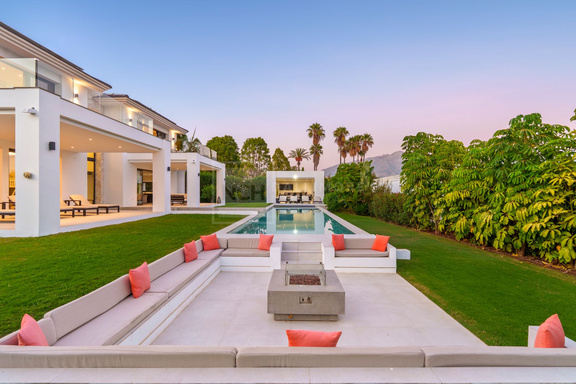 Villa contemporánea de lujo con vistas panorámicas y espacios excepcionales para el entretenimiento