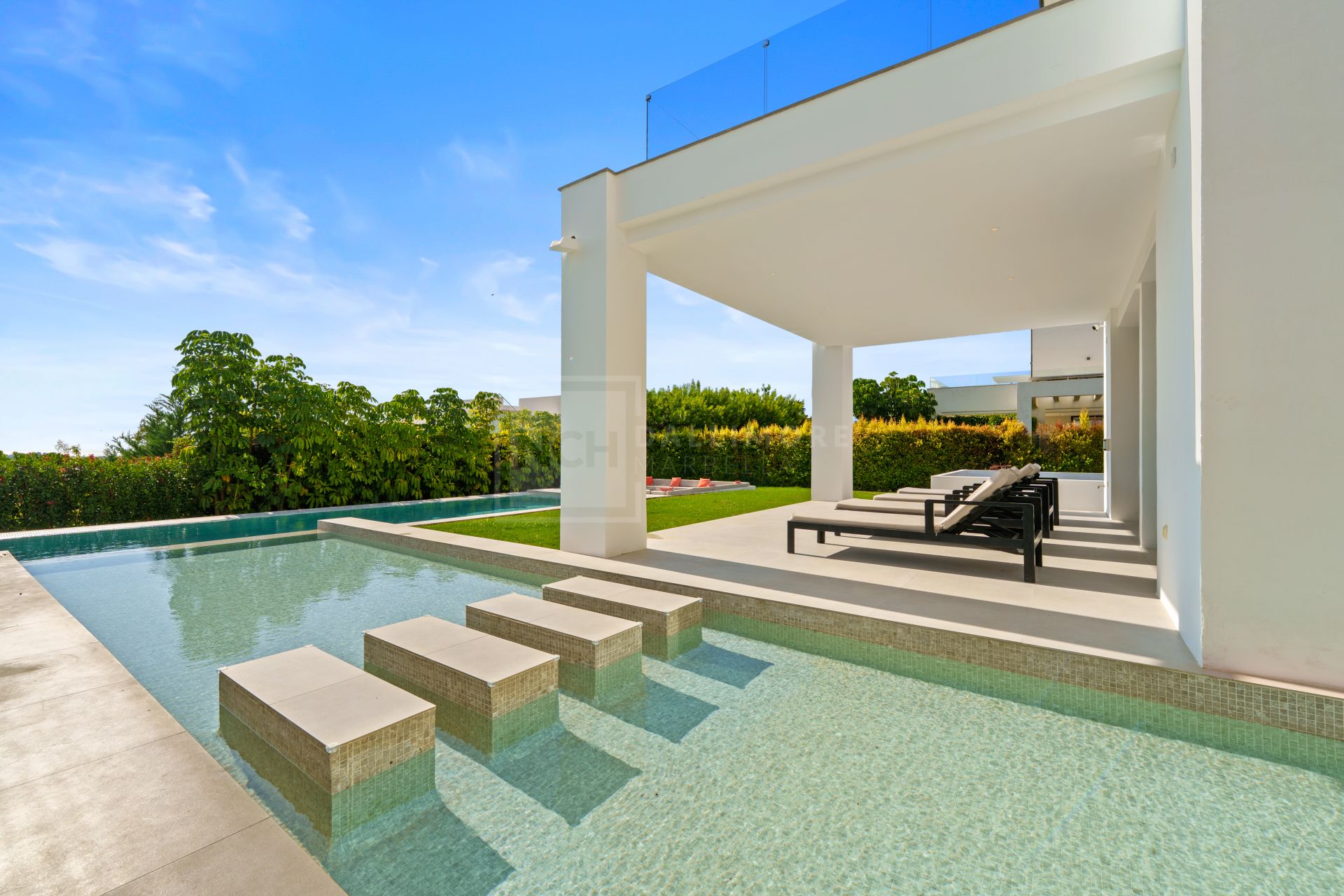 Villa contemporánea de lujo con vistas panorámicas y espacios excepcionales para el entretenimiento