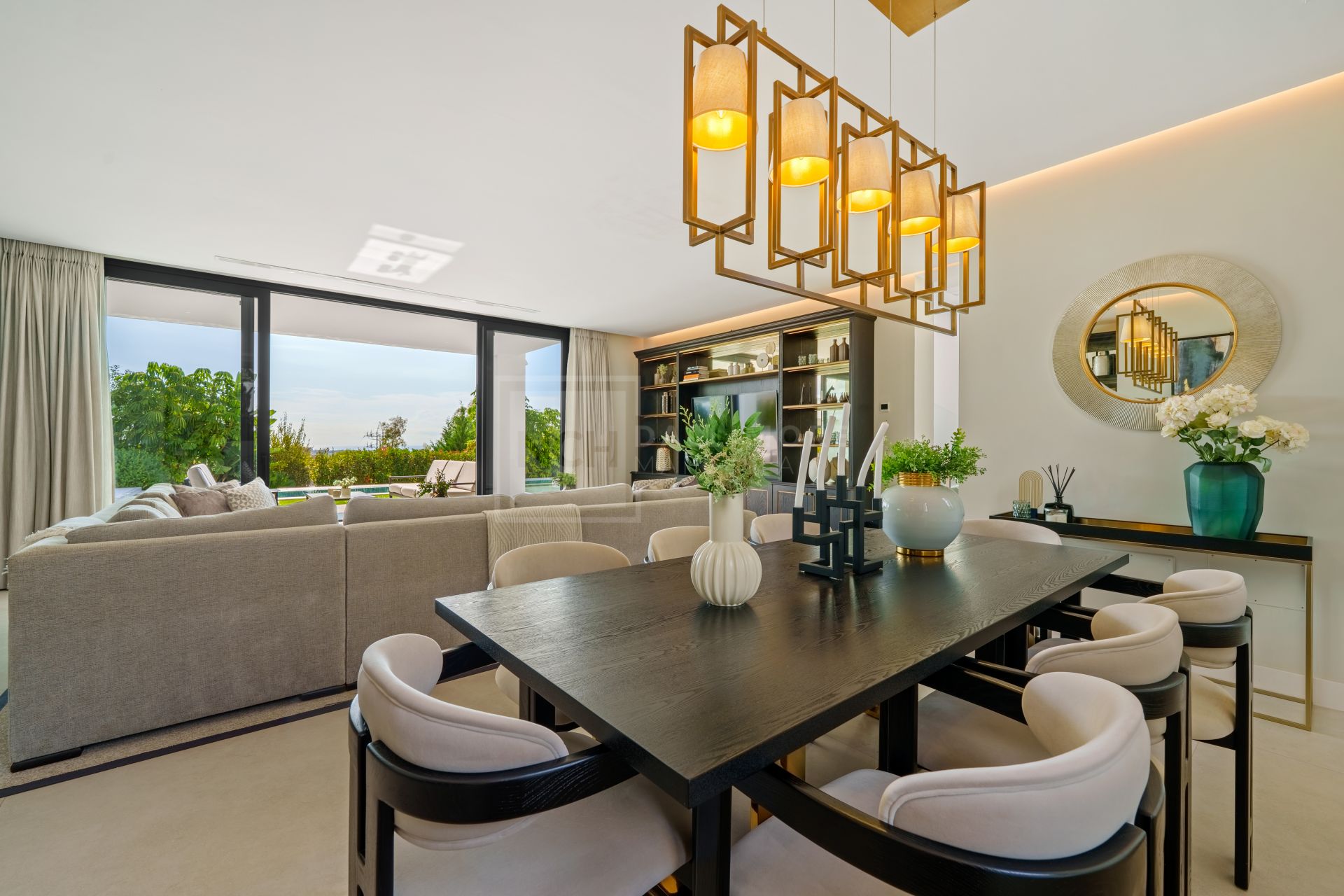 Villa contemporánea de lujo con vistas panorámicas y espacios excepcionales para el entretenimiento