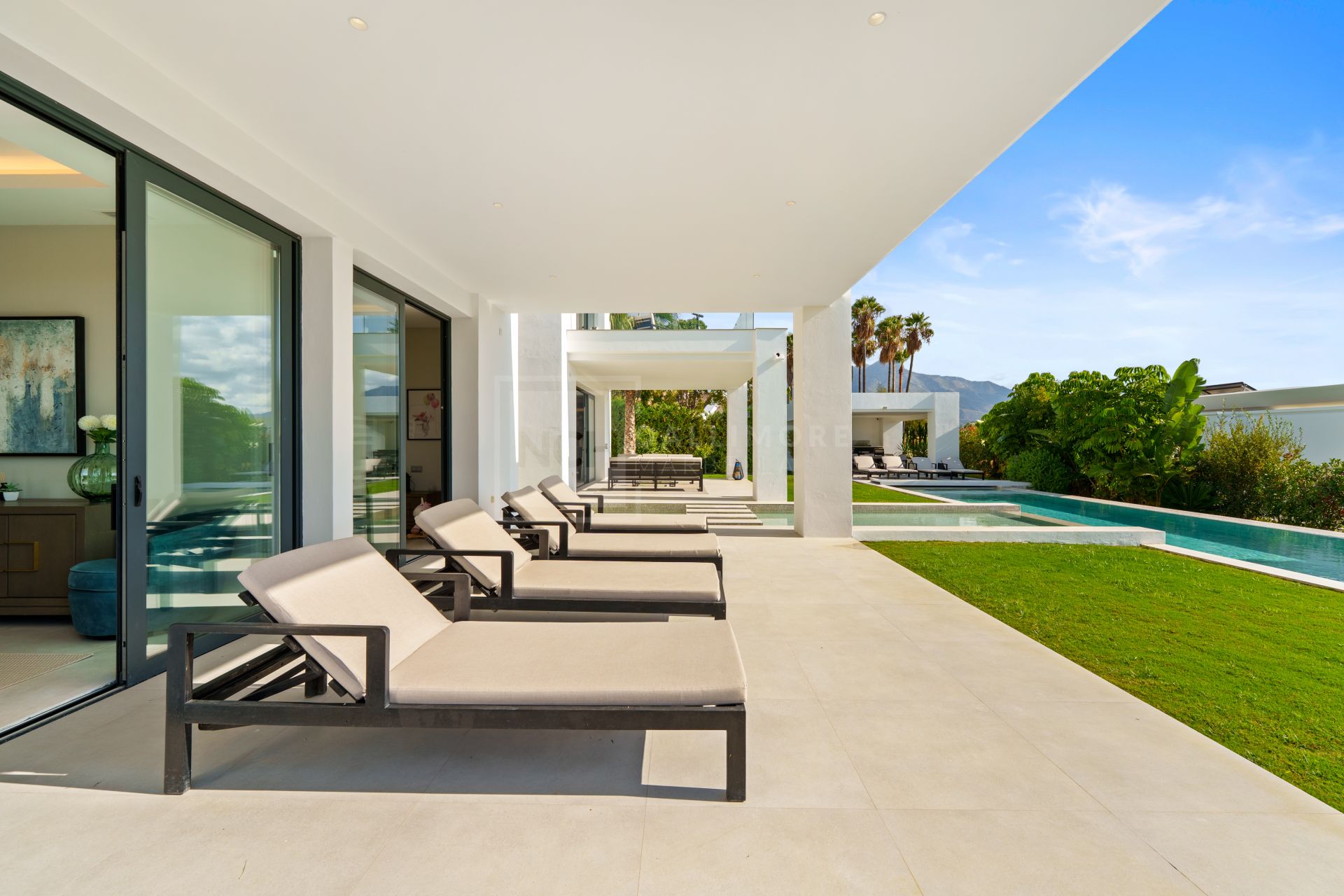 Villa contemporánea de lujo con vistas panorámicas y espacios excepcionales para el entretenimiento