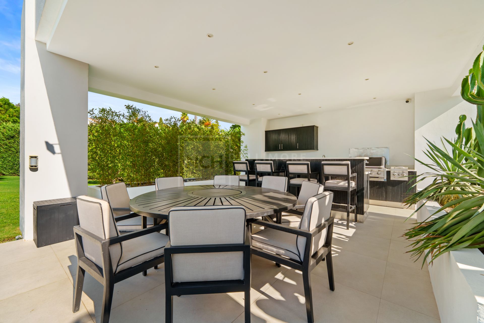 Villa contemporánea de lujo con vistas panorámicas y espacios excepcionales para el entretenimiento