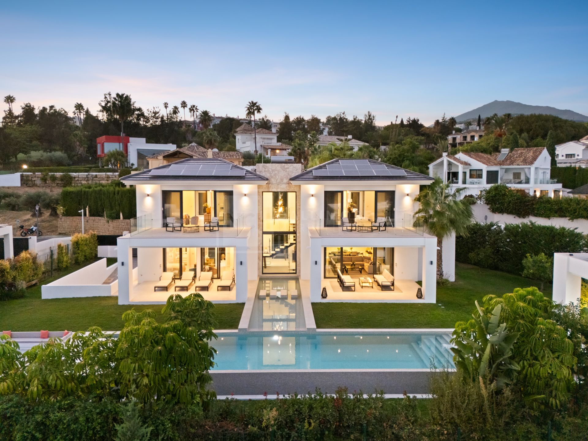 Villa contemporánea de lujo con vistas panorámicas y espacios excepcionales para el entretenimiento