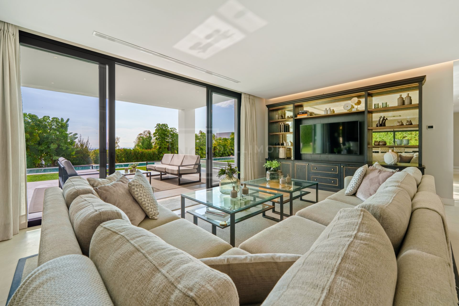 Villa contemporánea de lujo con vistas panorámicas y espacios excepcionales para el entretenimiento