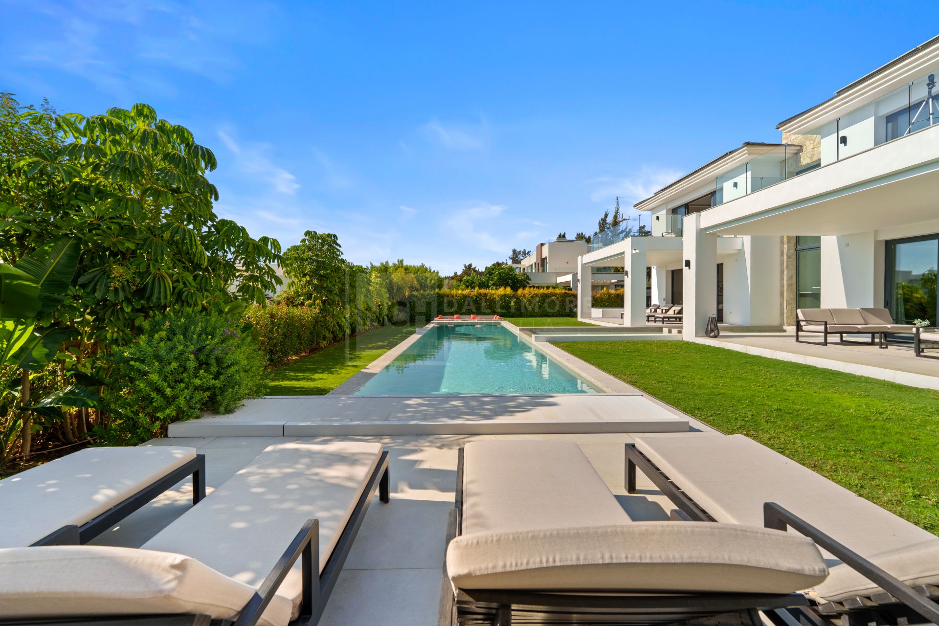 Villa contemporánea de lujo con vistas panorámicas y espacios excepcionales para el entretenimiento