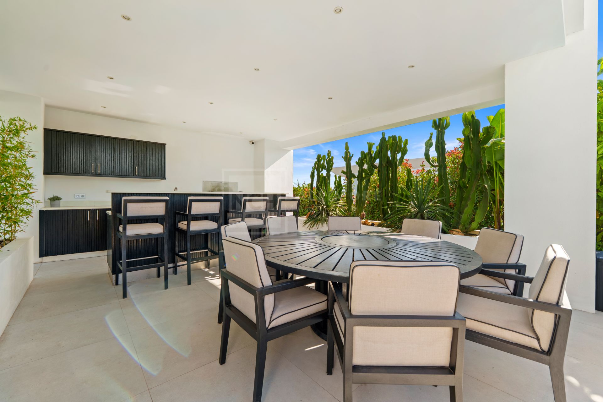 Villa contemporánea de lujo con vistas panorámicas y espacios excepcionales para el entretenimiento
