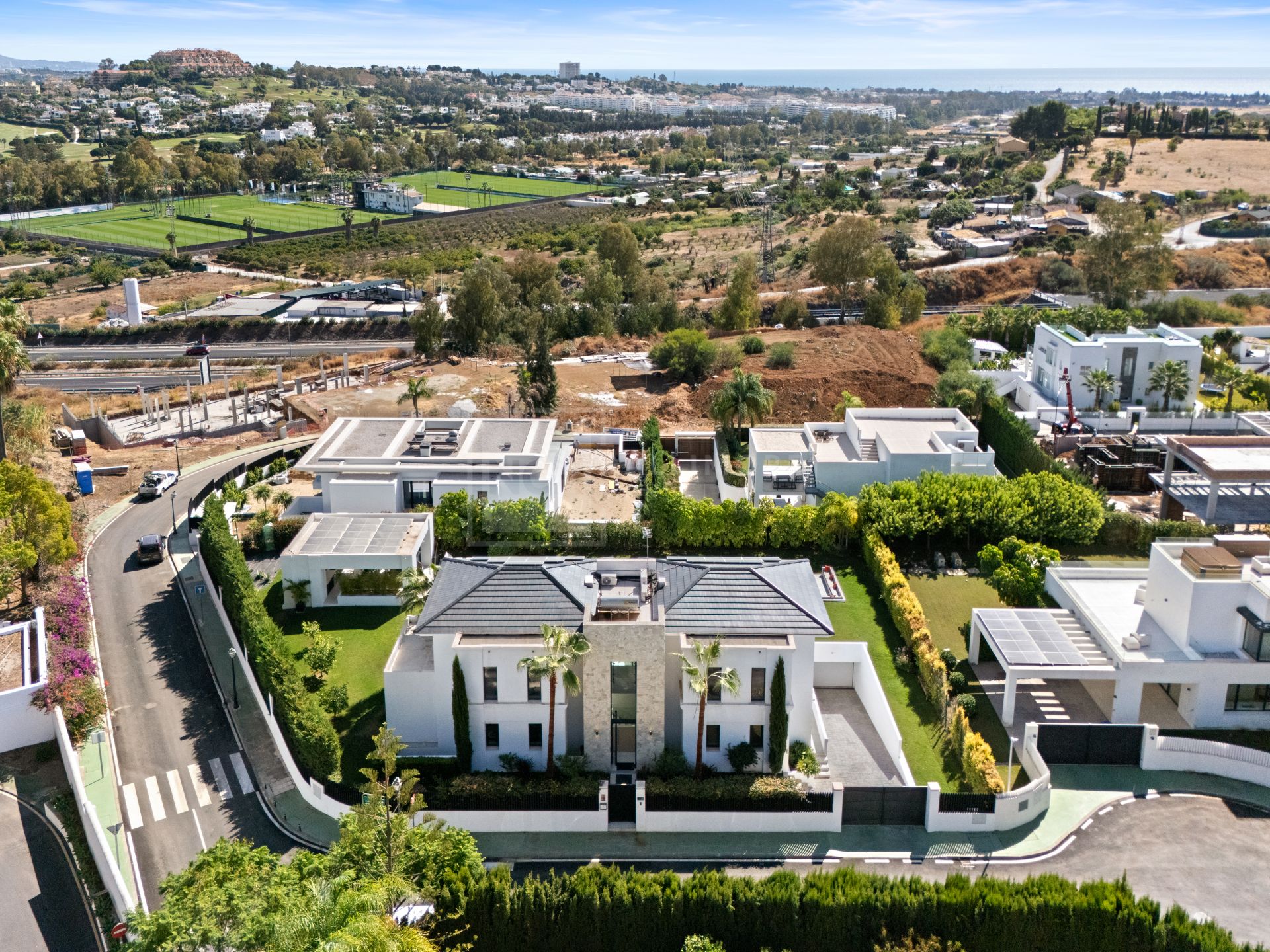 Villa contemporánea de lujo con vistas panorámicas y espacios excepcionales para el entretenimiento