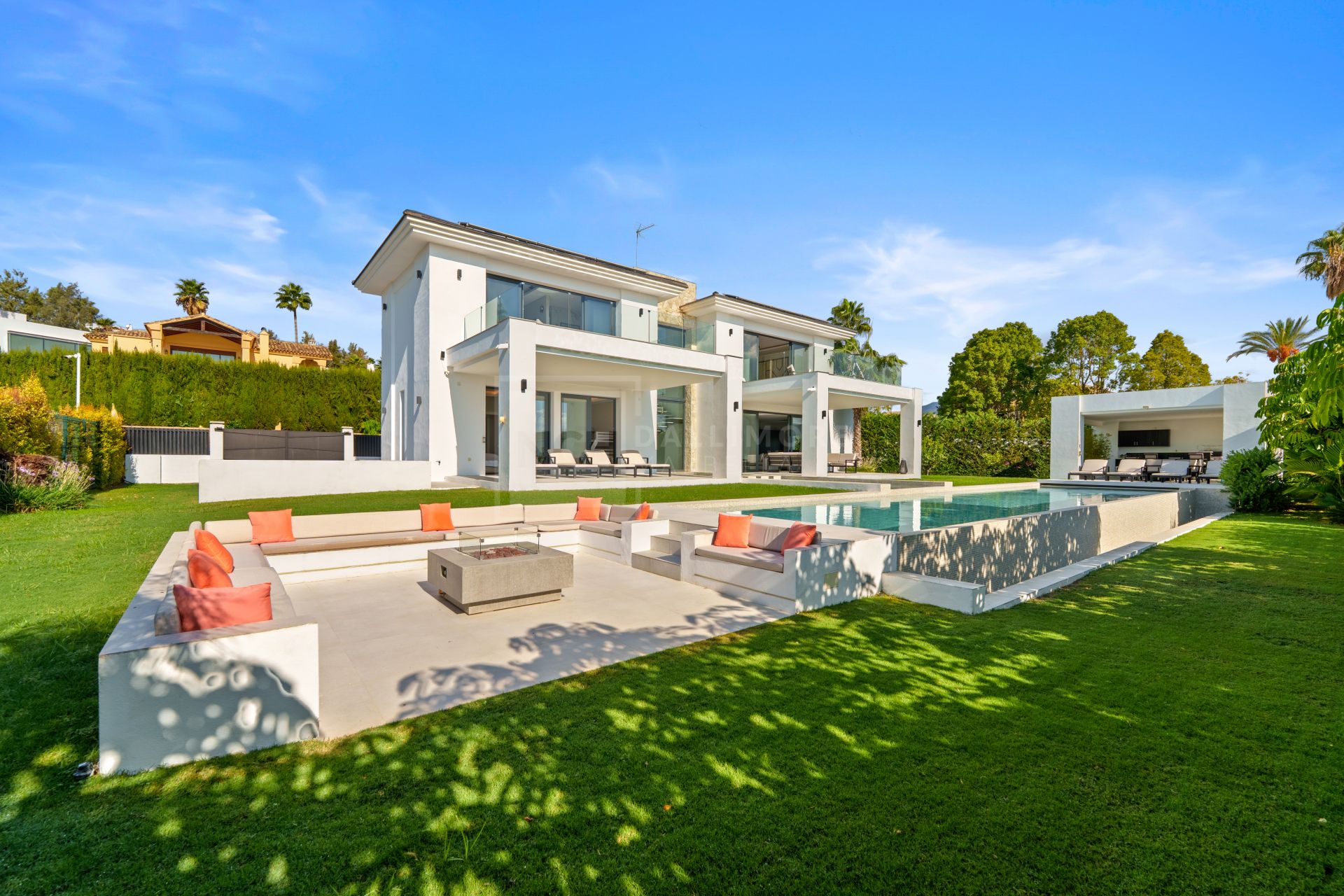 Villa contemporánea de lujo con vistas panorámicas y espacios excepcionales para el entretenimiento