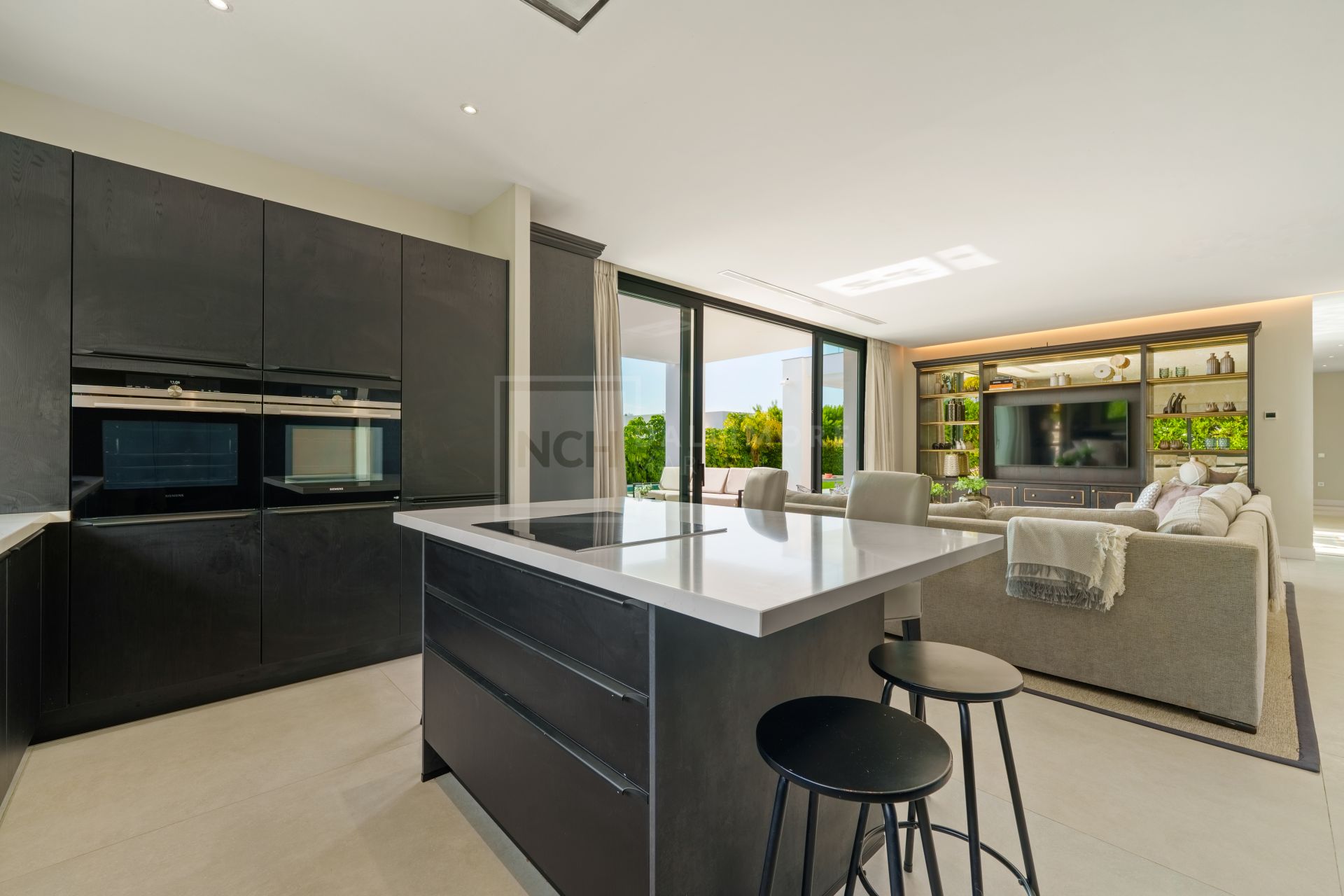 Villa contemporánea de lujo con vistas panorámicas y espacios excepcionales para el entretenimiento
