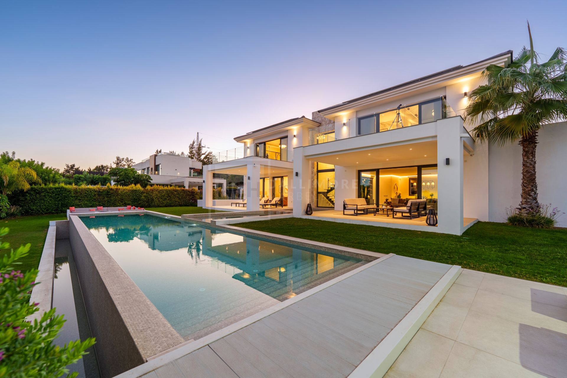 Villa contemporánea de lujo con vistas panorámicas y espacios excepcionales para el entretenimiento