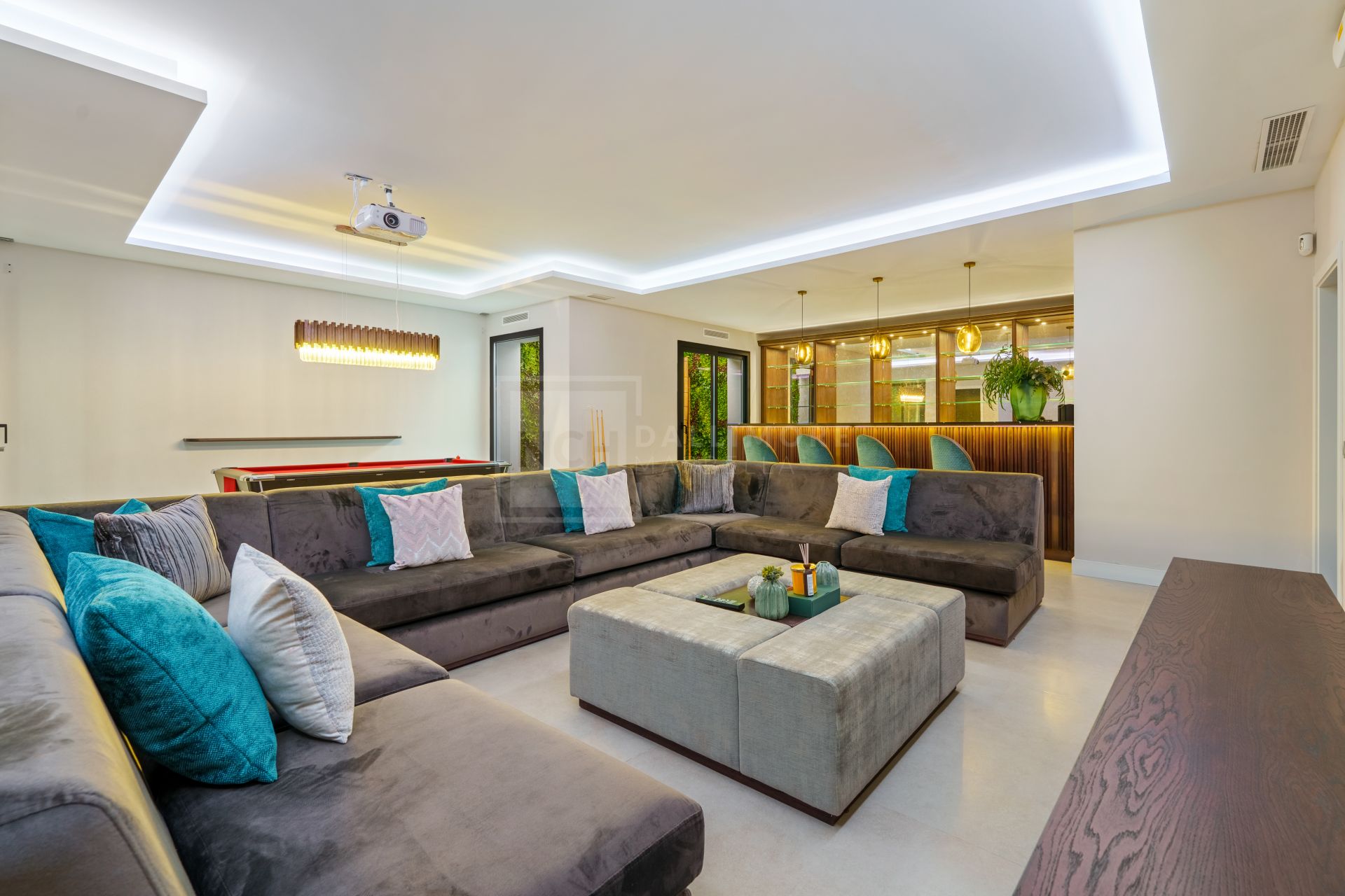 Villa contemporánea de lujo con vistas panorámicas y espacios excepcionales para el entretenimiento