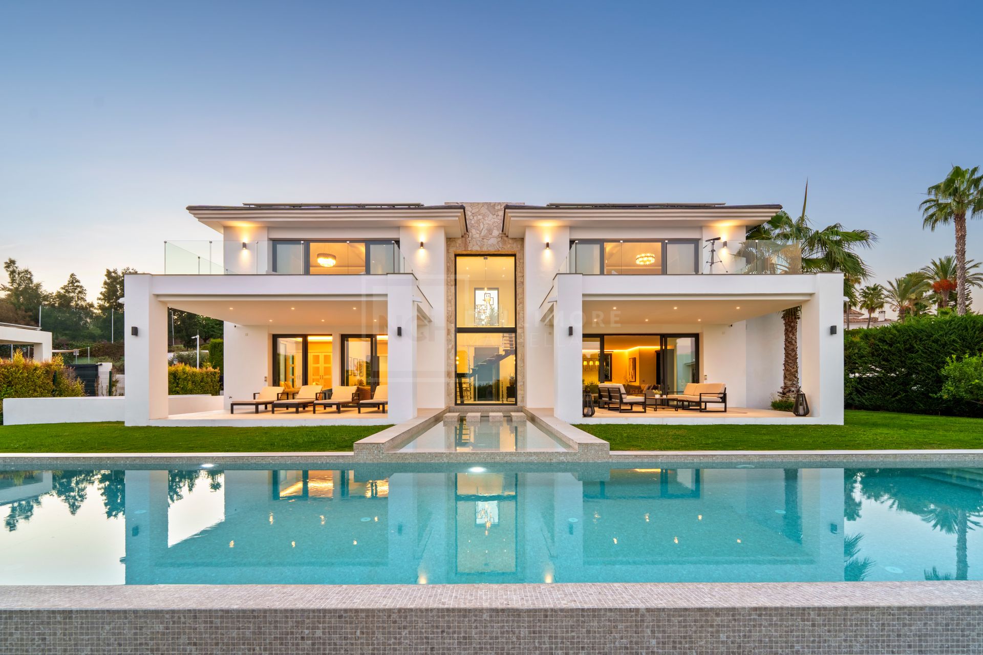Villa contemporánea de lujo con vistas panorámicas y espacios excepcionales para el entretenimiento