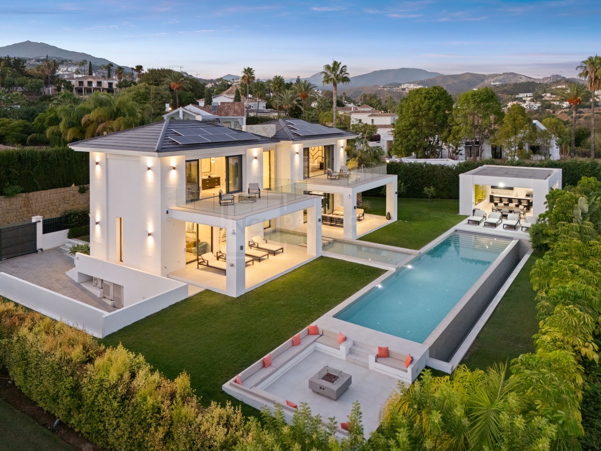 Villa contemporánea de lujo con vistas panorámicas y espacios excepcionales para el entretenimiento