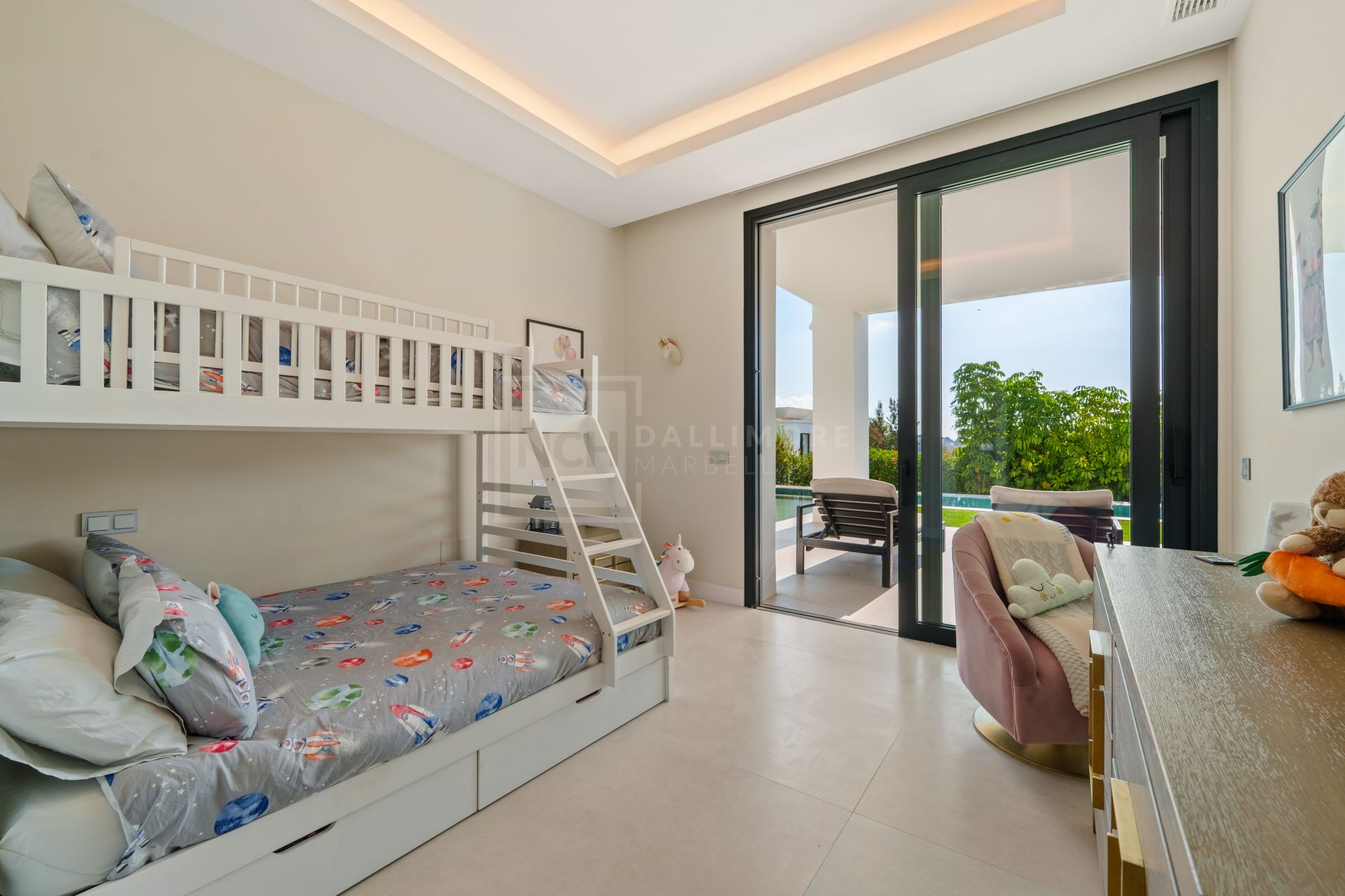 Villa contemporánea de lujo con vistas panorámicas y espacios excepcionales para el entretenimiento