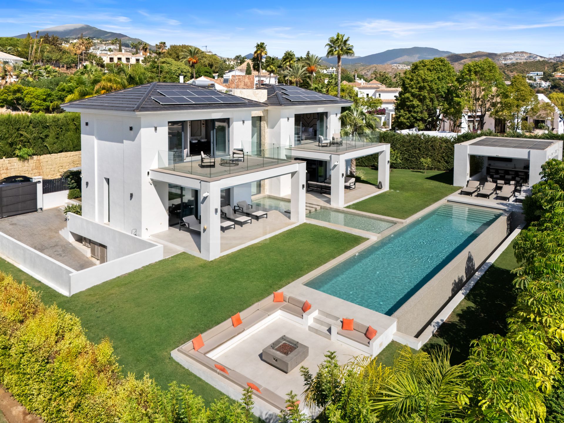 Villa contemporánea de lujo con vistas panorámicas y espacios excepcionales para el entretenimiento