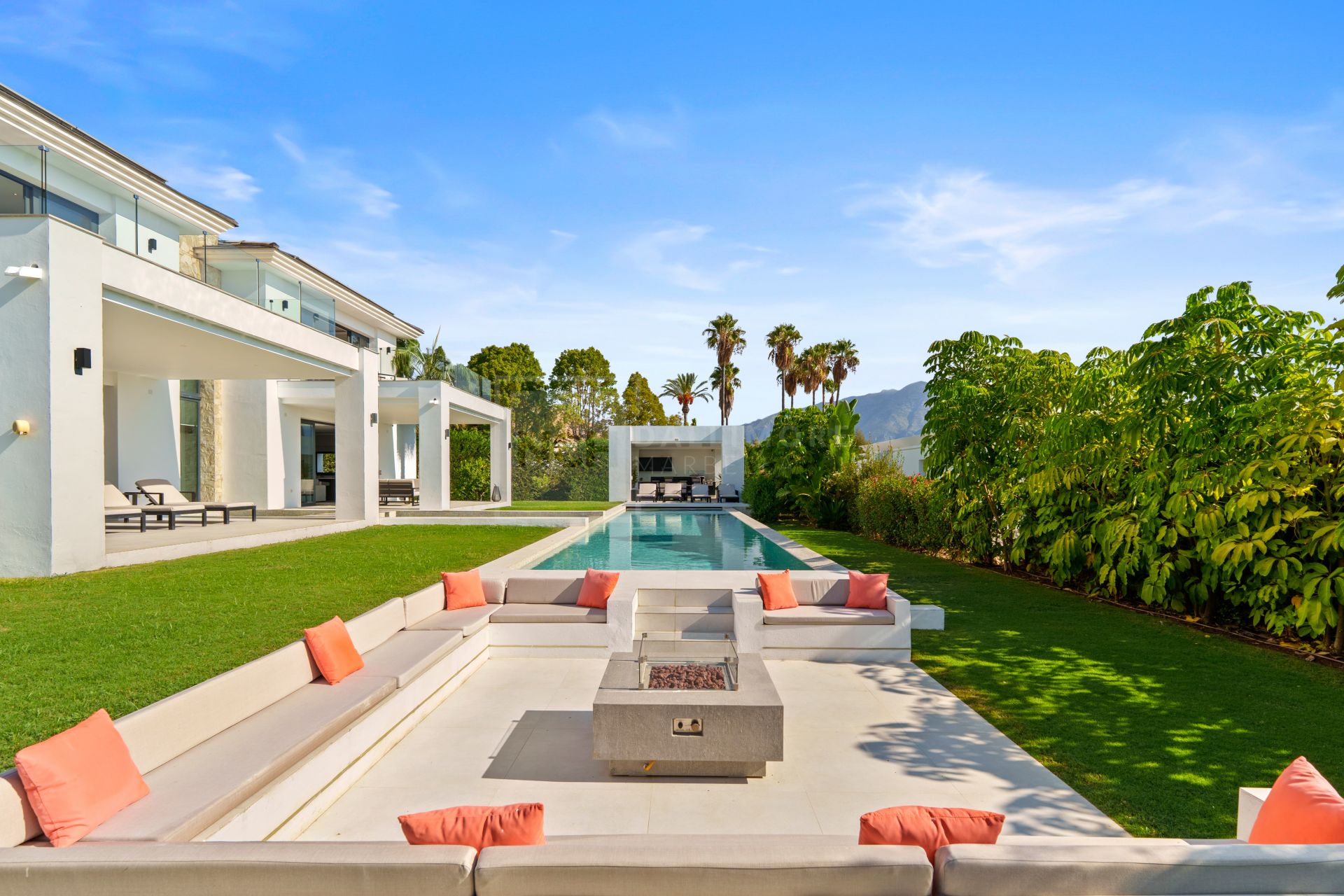 Villa contemporánea de lujo con vistas panorámicas y espacios excepcionales para el entretenimiento