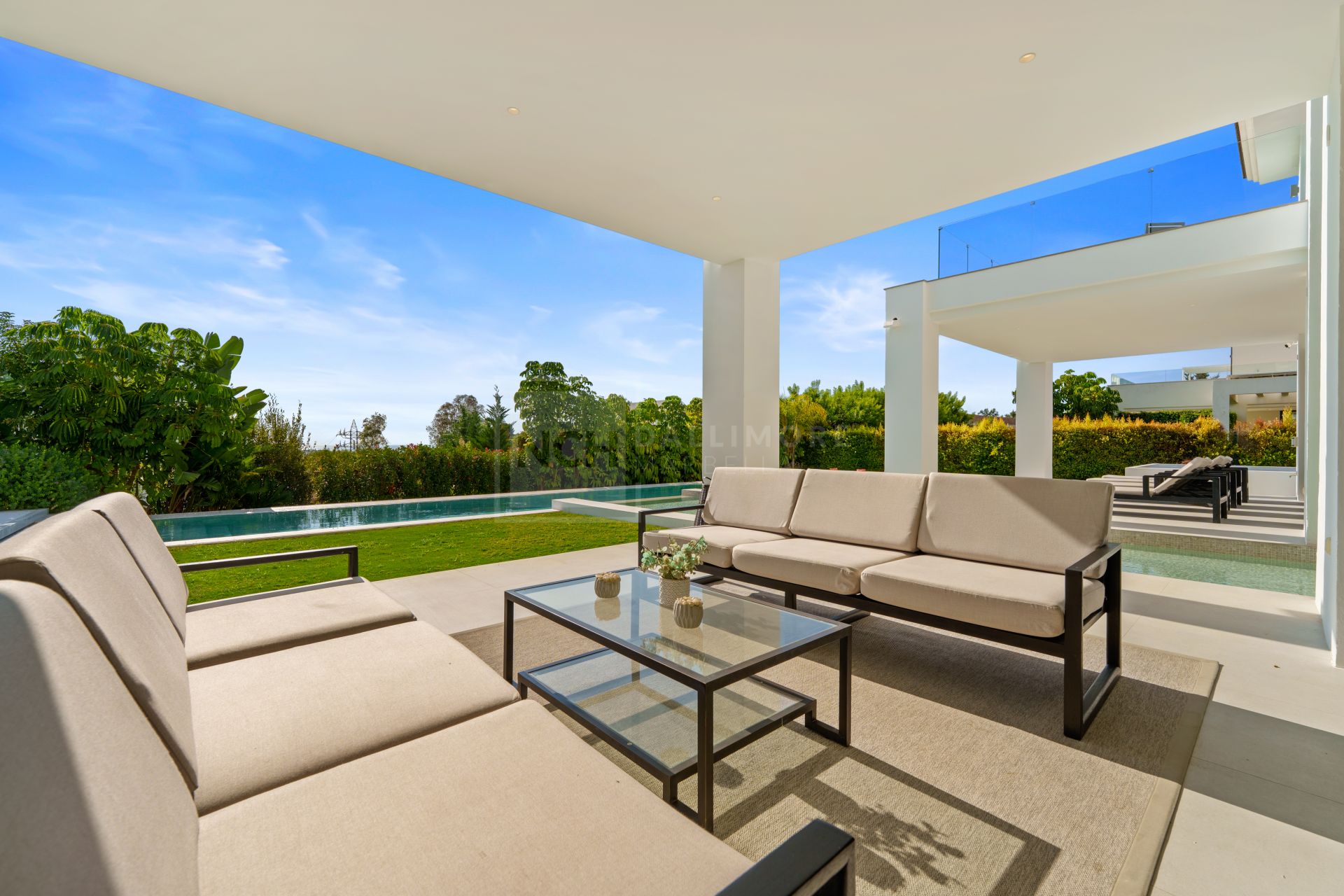 Villa contemporánea de lujo con vistas panorámicas y espacios excepcionales para el entretenimiento