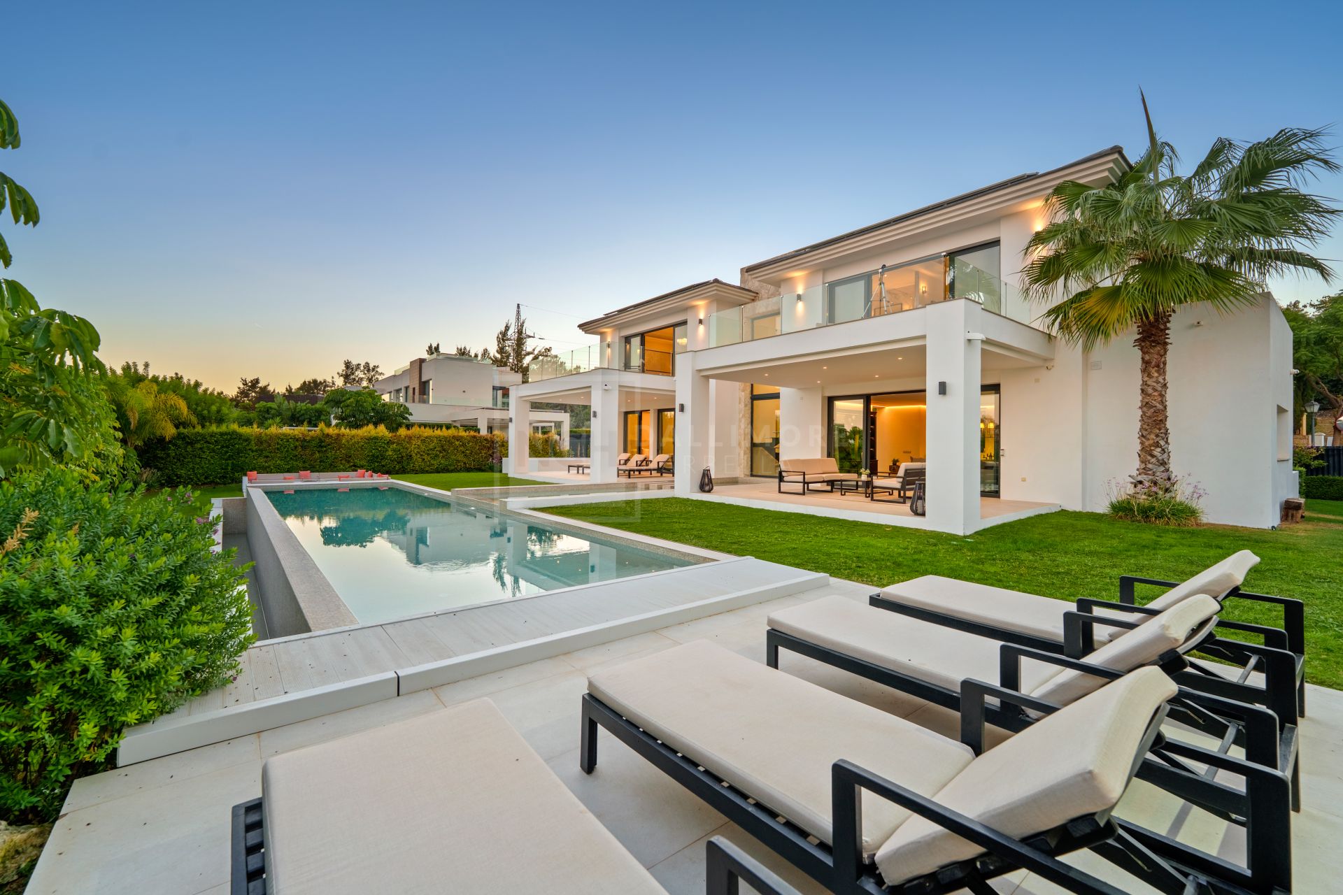 Villa contemporánea de lujo con vistas panorámicas y espacios excepcionales para el entretenimiento