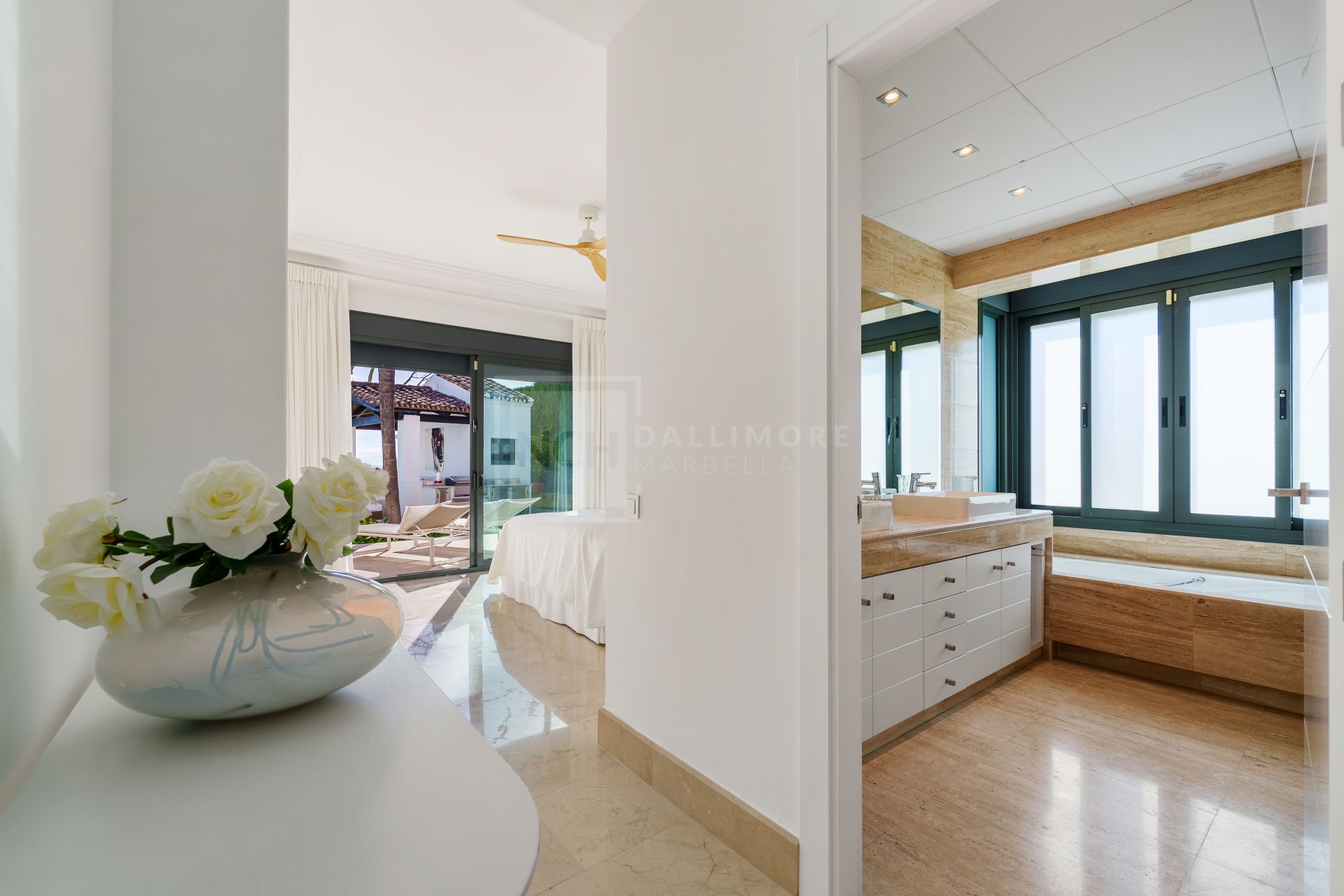 Impresionante villa mediterránea de 4 dormitorios con piscina, vistas al mar y jardín privado