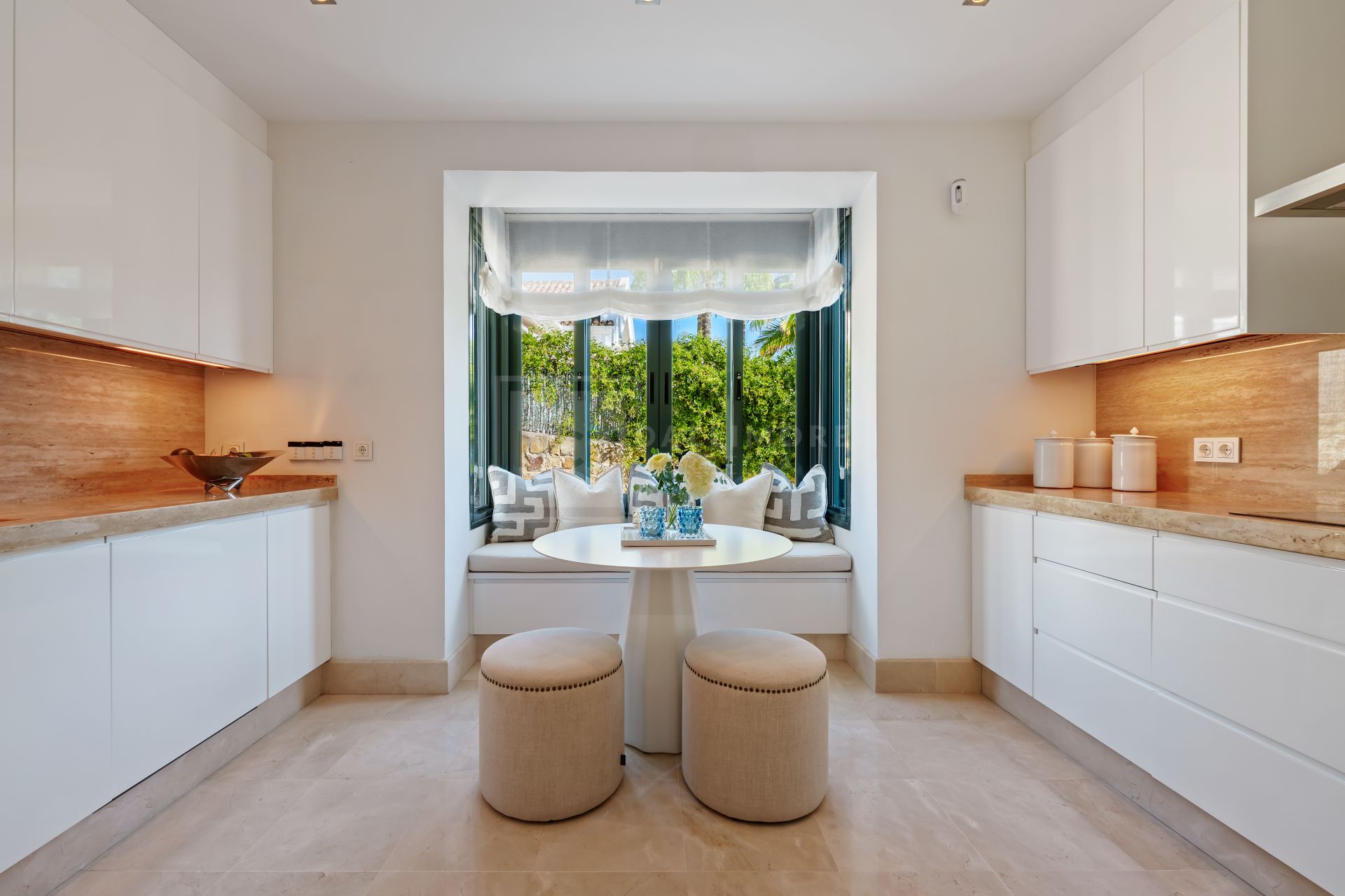 Impresionante villa mediterránea de 4 dormitorios con piscina, vistas al mar y jardín privado