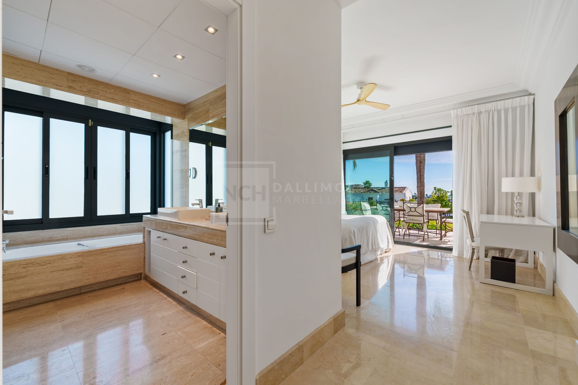 Impresionante villa mediterránea de 4 dormitorios con piscina, vistas al mar y jardín privado