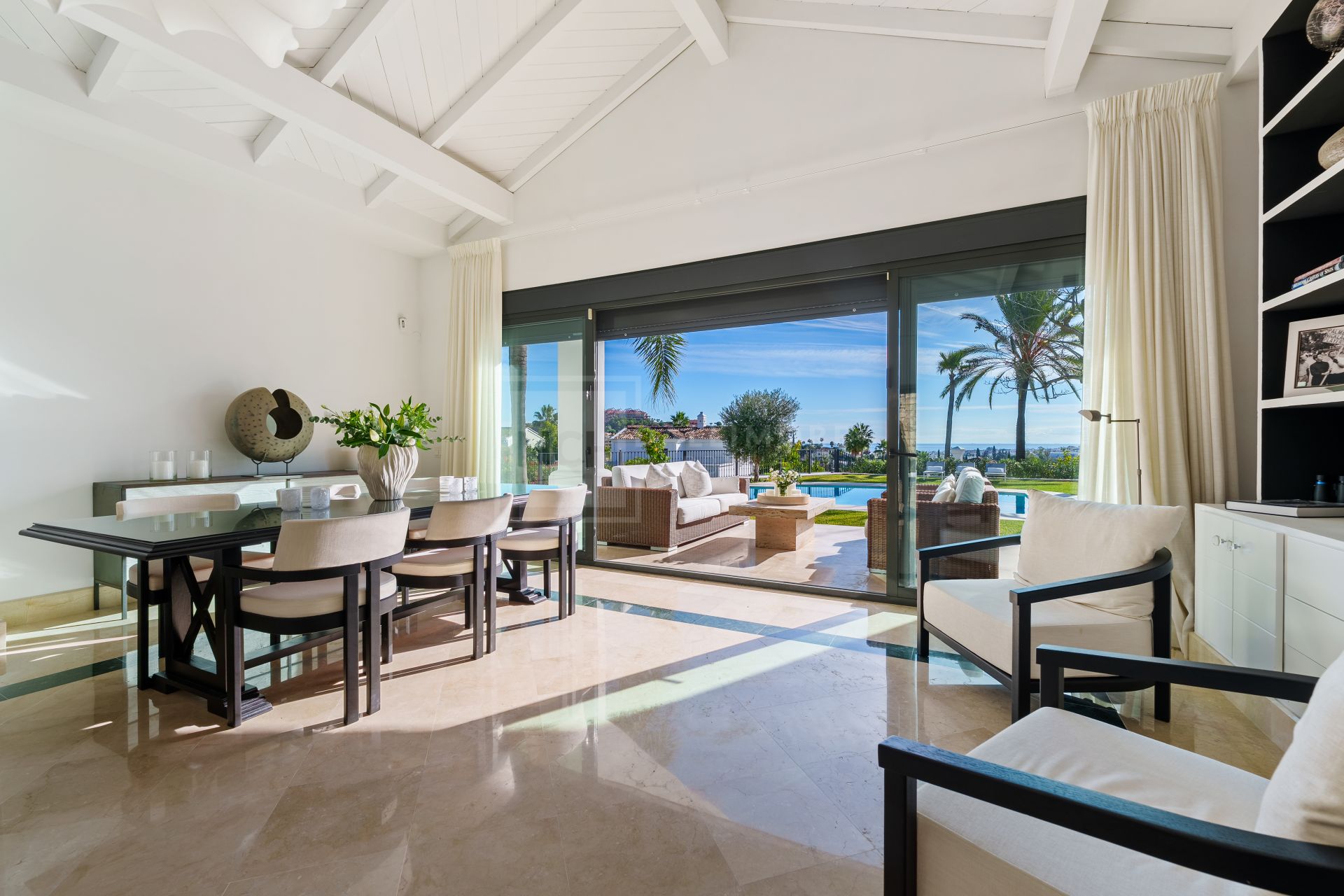 Impresionante villa mediterránea de 4 dormitorios con piscina, vistas al mar y jardín privado