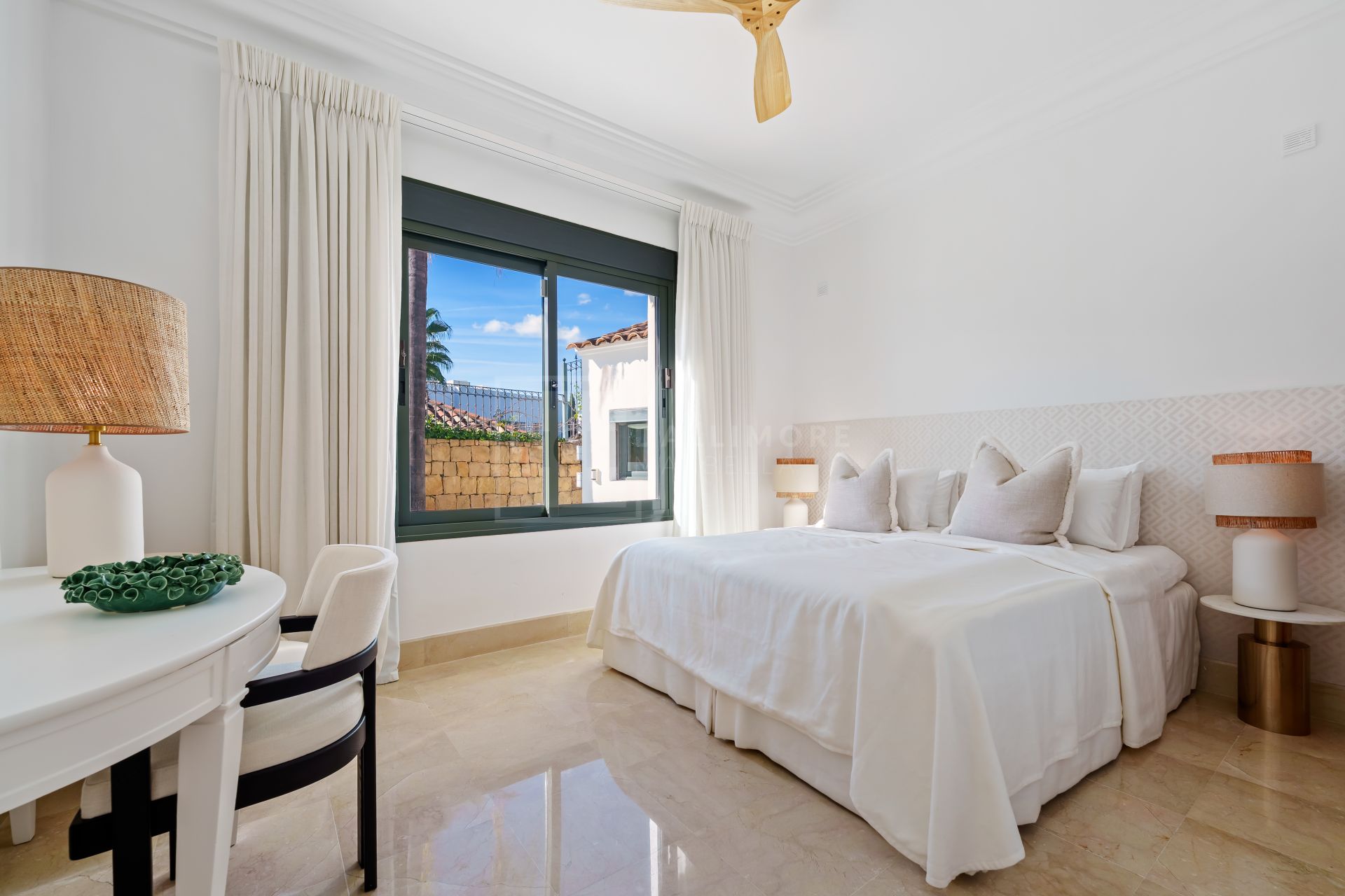 Impresionante villa mediterránea de 4 dormitorios con piscina, vistas al mar y jardín privado