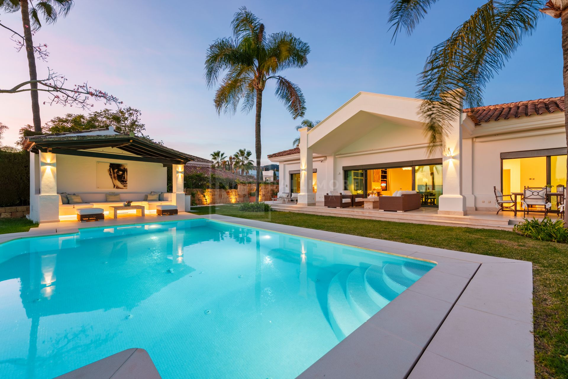 Impresionante villa mediterránea de 4 dormitorios con piscina, vistas al mar y jardín privado